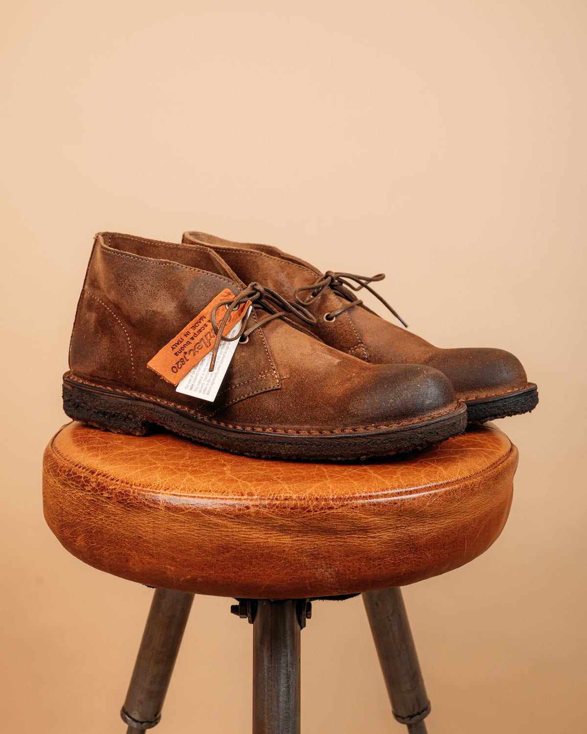 Stivaletti da uomo in camoscio Dark Khaki con allacciatura a tre occhielli e suola in gomma Para Astorflex