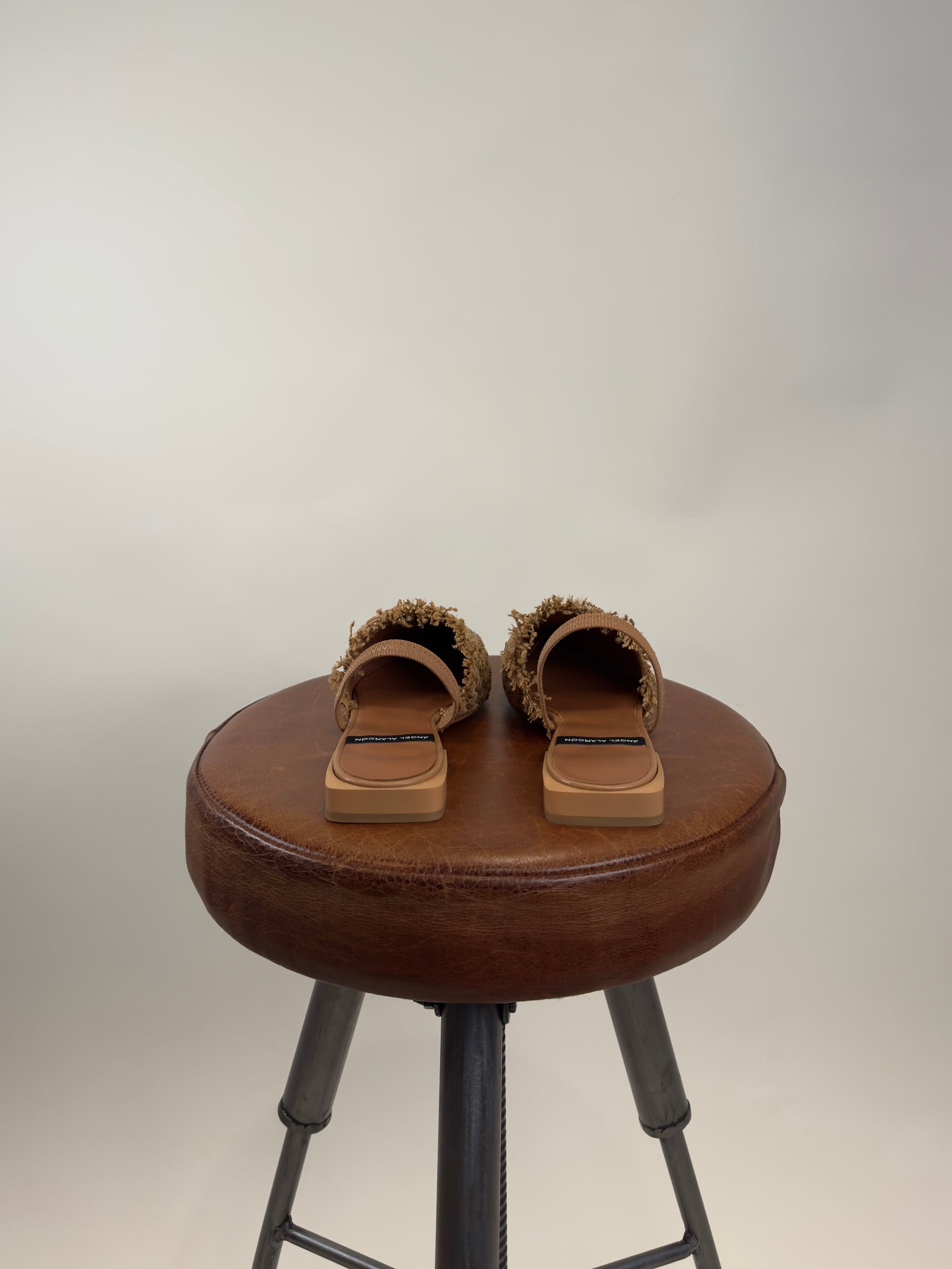 Scarpa con Cinturino 25009-530B CAMELLO Angel Alarcon 