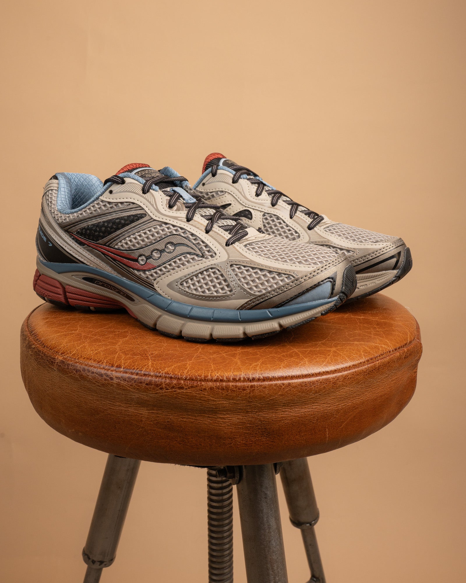 Sneakers ProGrid Guide 7 Disrupt Taupe-Black S70936 48 Saucony 