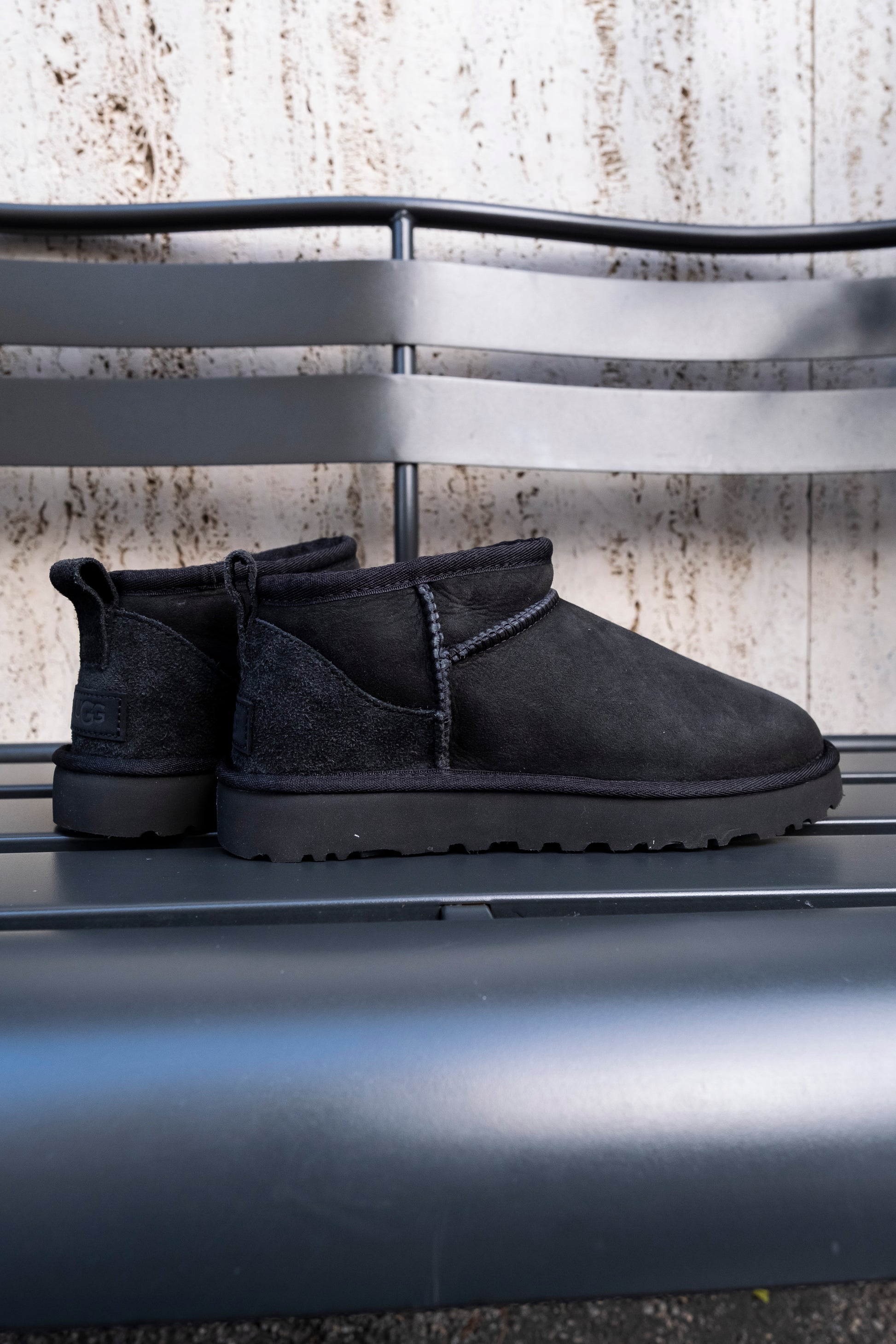 black-ugg-ai24-classic-ultra-mini2