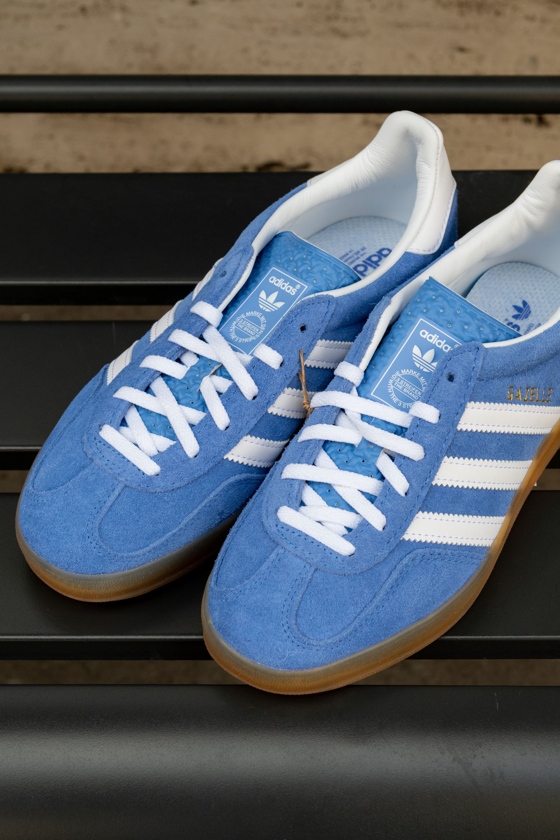 gaffi-store-1966-blufus_ftwwht_goldmt-adidas-ai24-gazelle-indoor-1