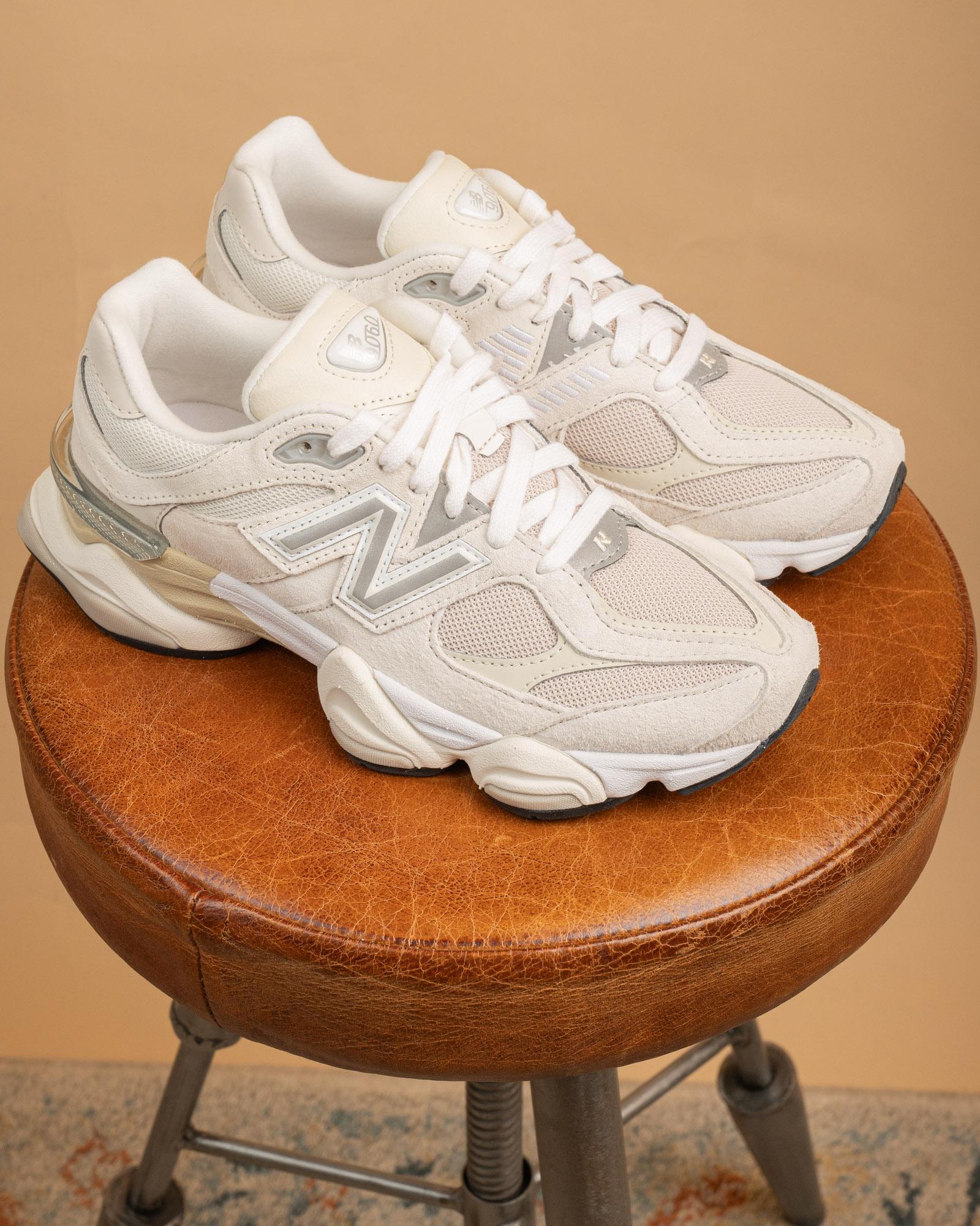 Sneakers New Balance 9060 Sea Salt in mesh bianco e pelle scamosciata off-white con suola scolpita ammortizzata.