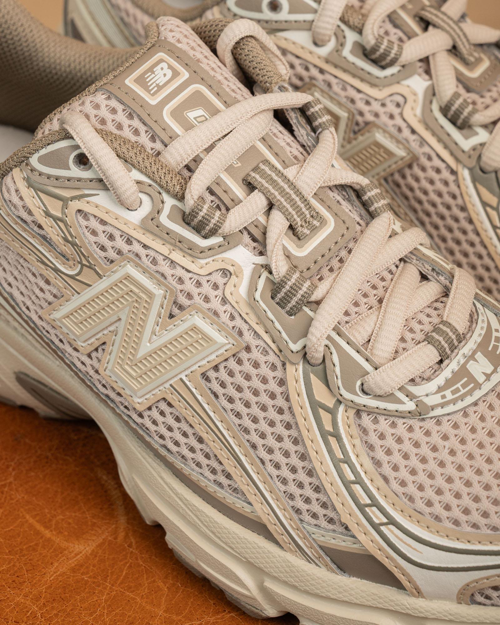 Dettaglio del logo "N" verde foresta e dell'intersuola ammortizzata ABZORB delle New Balance 740 bianche e verdi.