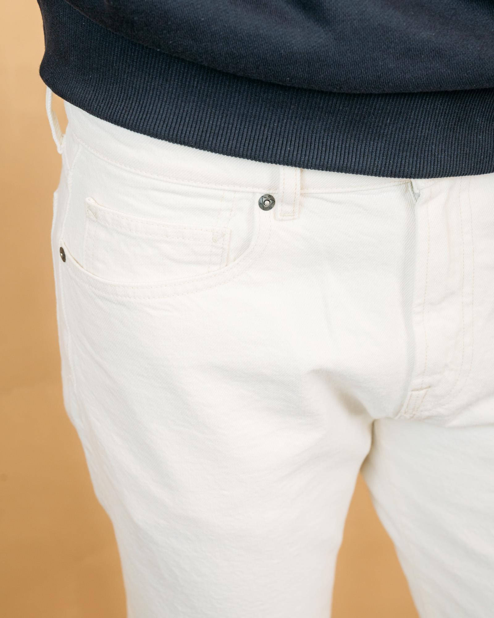 Primo piano della trama in cotone resistente dei pantaloni Roy Roger's Workerwear Week Work Ecru, cuciture rinforzate e chiusura classica.