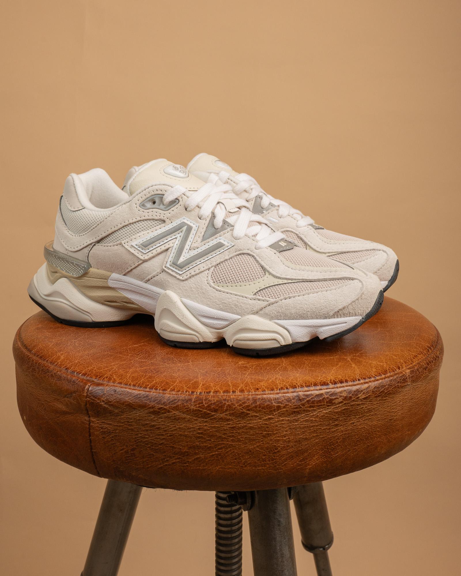 Suola chunky con tecnologia ABZORB e SBS delle New Balance 9060 Sea Salt, design ondulato e massimo comfort.