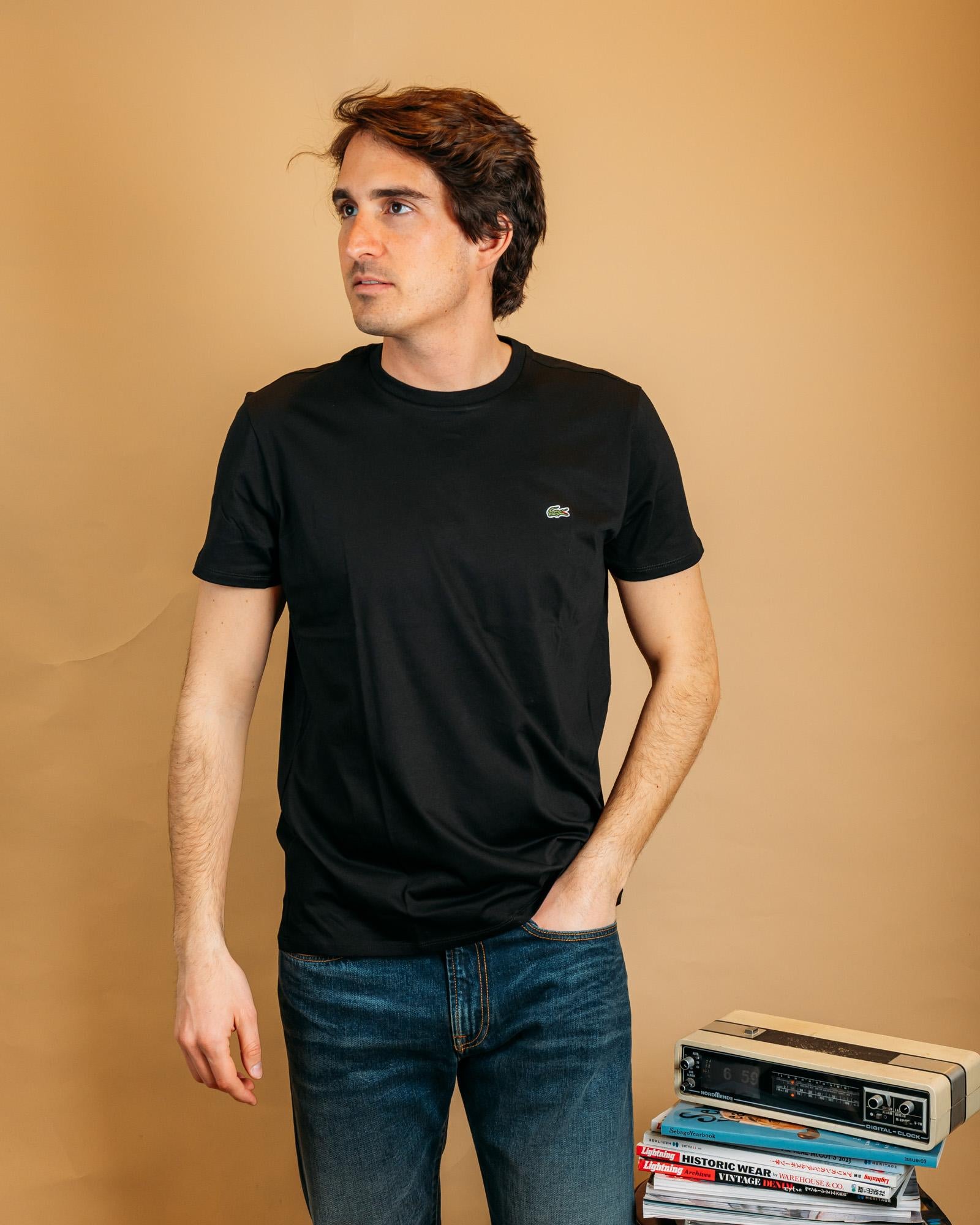T-shirt Lacoste a girocollo in cotone Pima nero con l'inconfondibile logo a coccodrillo verde.
