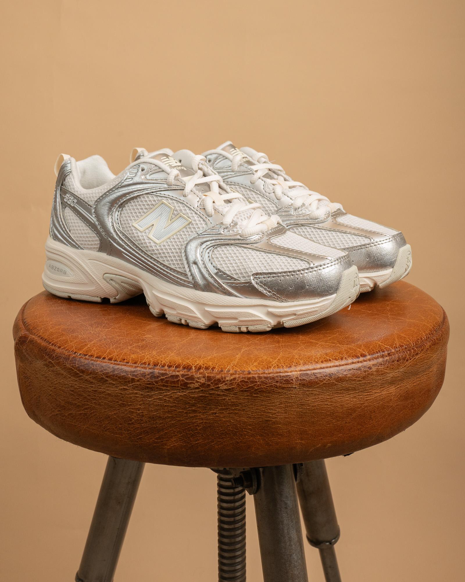 New Balance 530 Silver Metallic - Sneakers uomo e donna stile running anni 2000 argento e bianco.