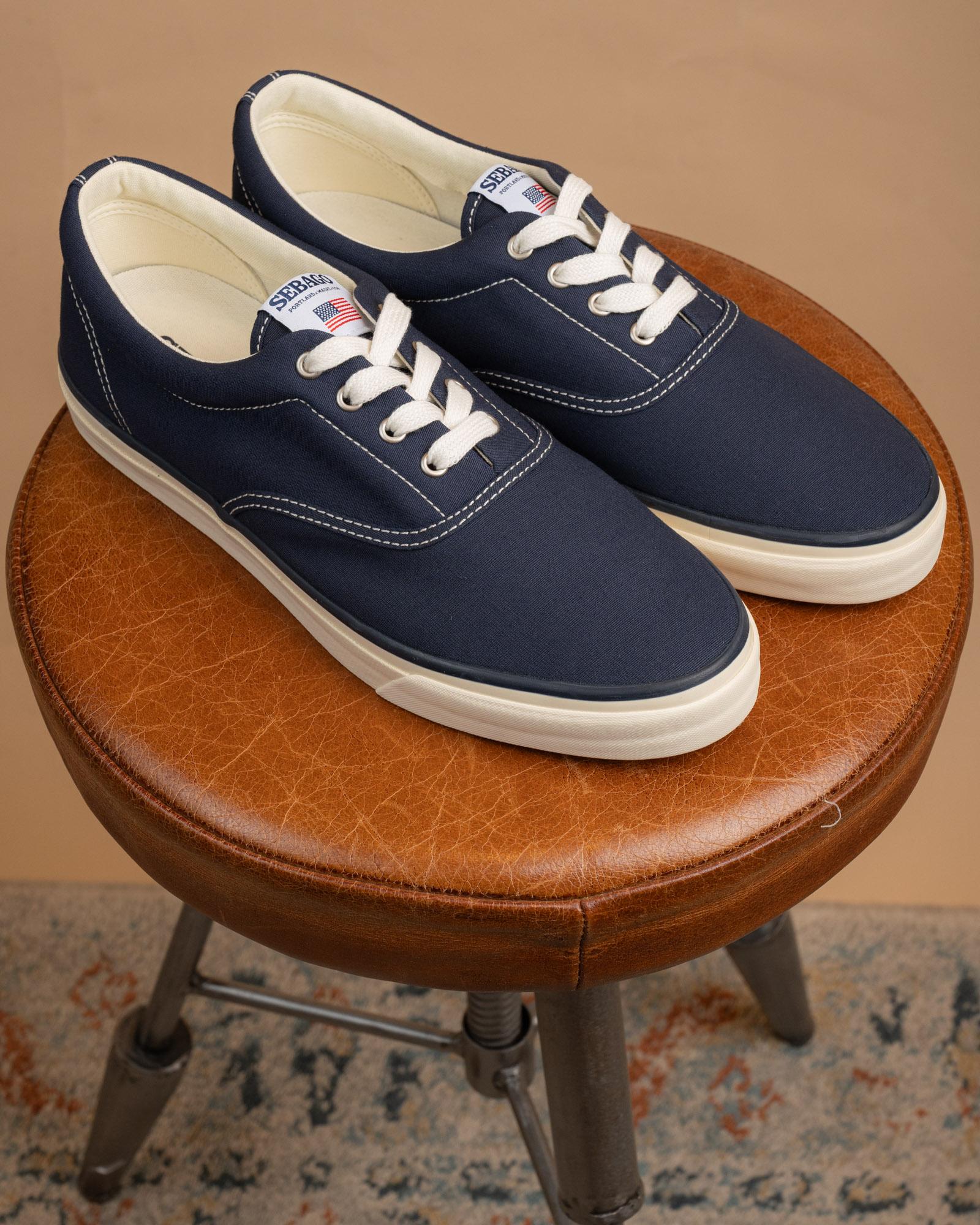 Sneakers Sebago Hurricane Deck blu navy in tela di cotone con suola in gomma bianca e lacci coordinati.