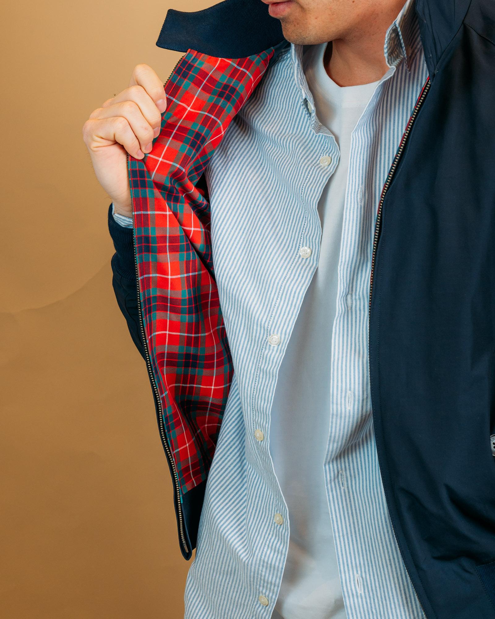 Primo piano della fodera interna in Fraser Tartan traspirante della giacca Baracuta G9 Navy.