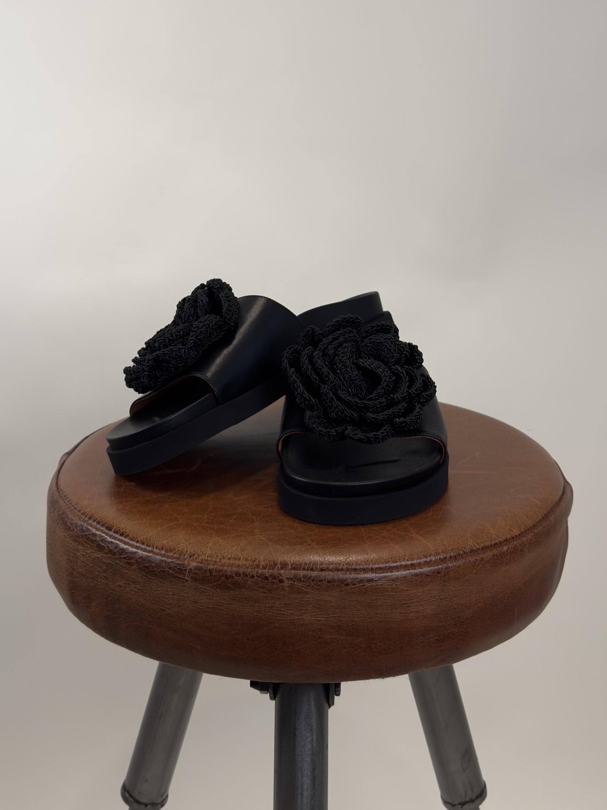 Sandalo Basso con Fiore 25132-BIO DREAN NEGRO Angel Alarcon