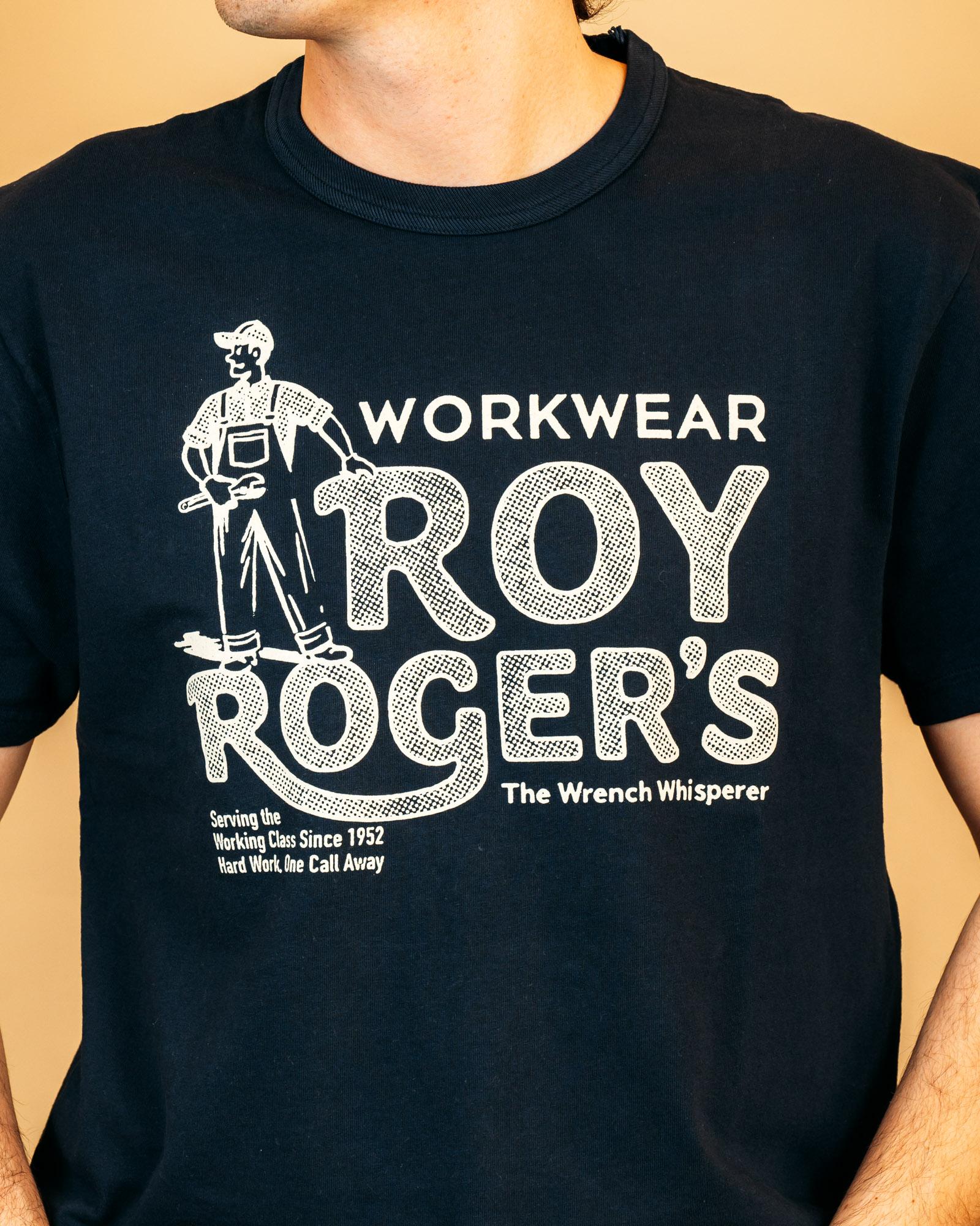 Dettaglio della stampa logo "Working Class" bianca su fondo blu della t-shirt Roy Roger's Workerwear, finitura vintage.