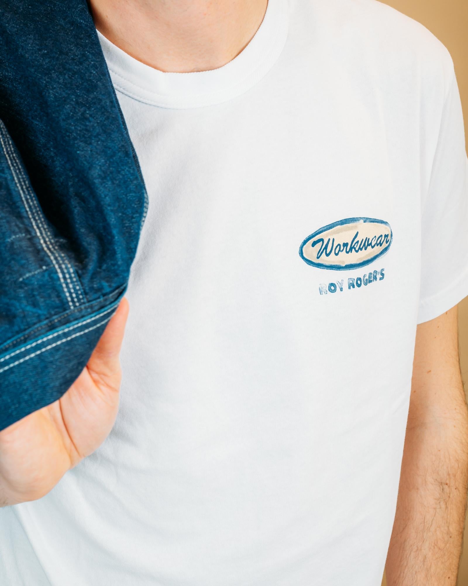 Dettaglio della stampa vintage sulla t-shirt Roy Roger's Workerwear bianca, jersey di cotone di alta qualità.