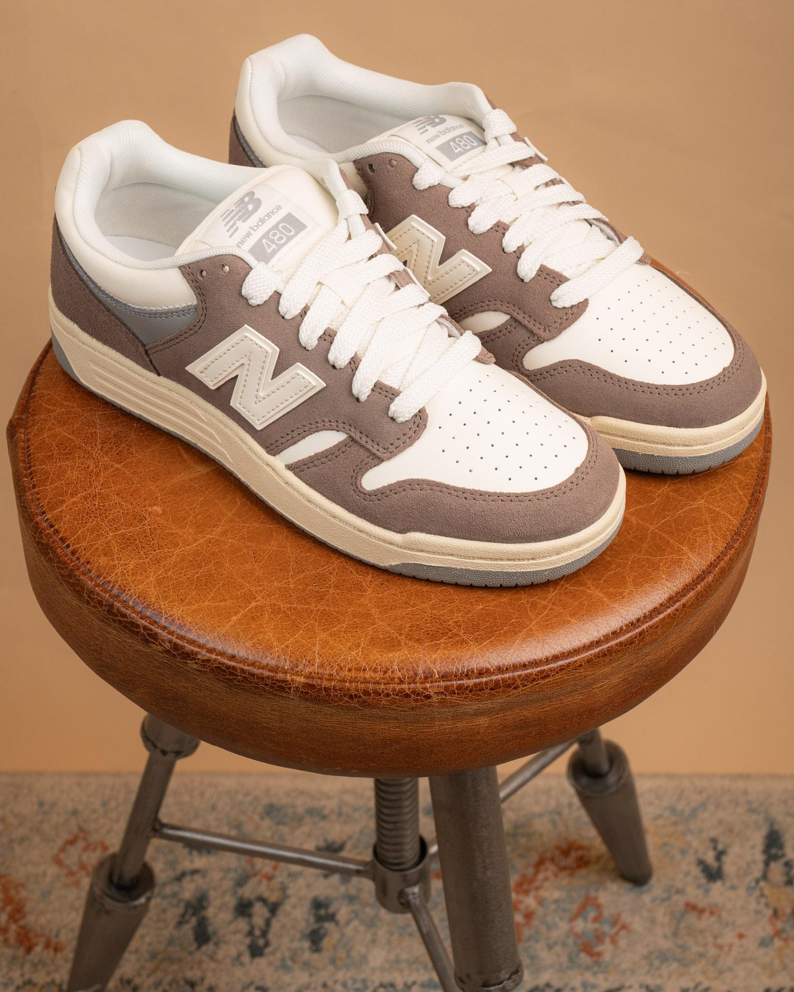 Sneakers New Balance 480 in pelle pieno fiore color Sea Salt con logo N e dettagli marrone Cortado.