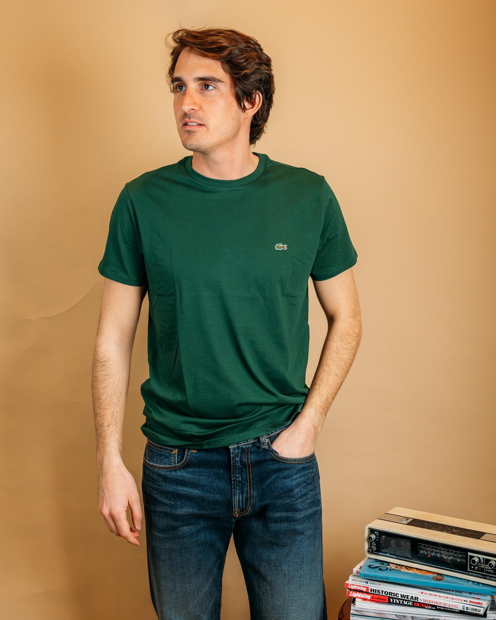 T-shirt Lacoste a girocollo in cotone Pima verde con iconico coccodrillo ricamato sul petto.