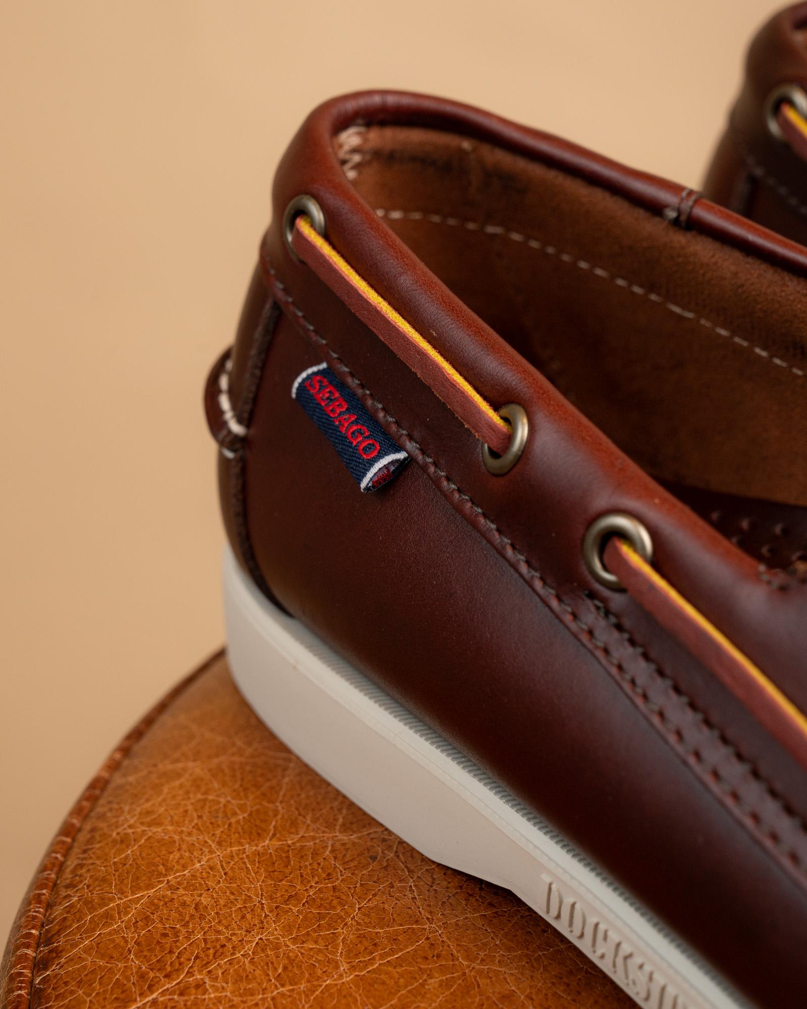 Dettaglio della pelle cerata marrone delle Sebago Portland 70000G0-900 con cuciture artigianali a contrasto.