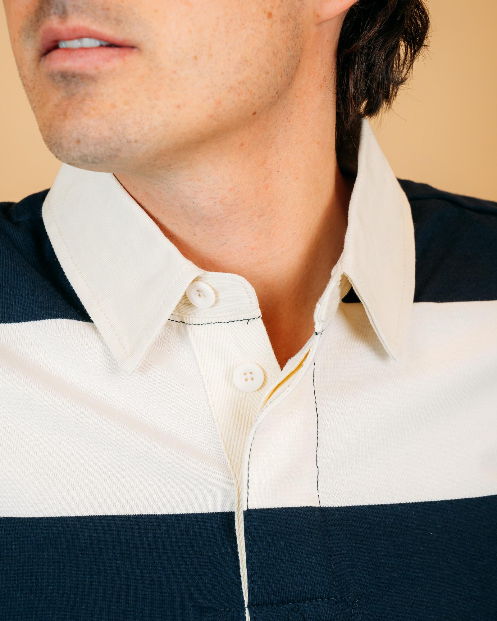 Polo Sebago Campbell in cotone piquet bianco con rifiniture blu scuro, chiusura a due bottoni e logo Sebago ricamato sul petto.