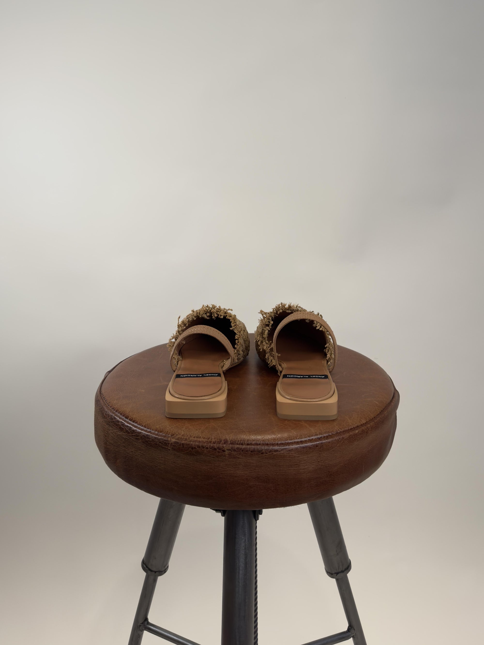 Scarpa con Cinturino 25009-530B CAMELLO Angel Alarcon