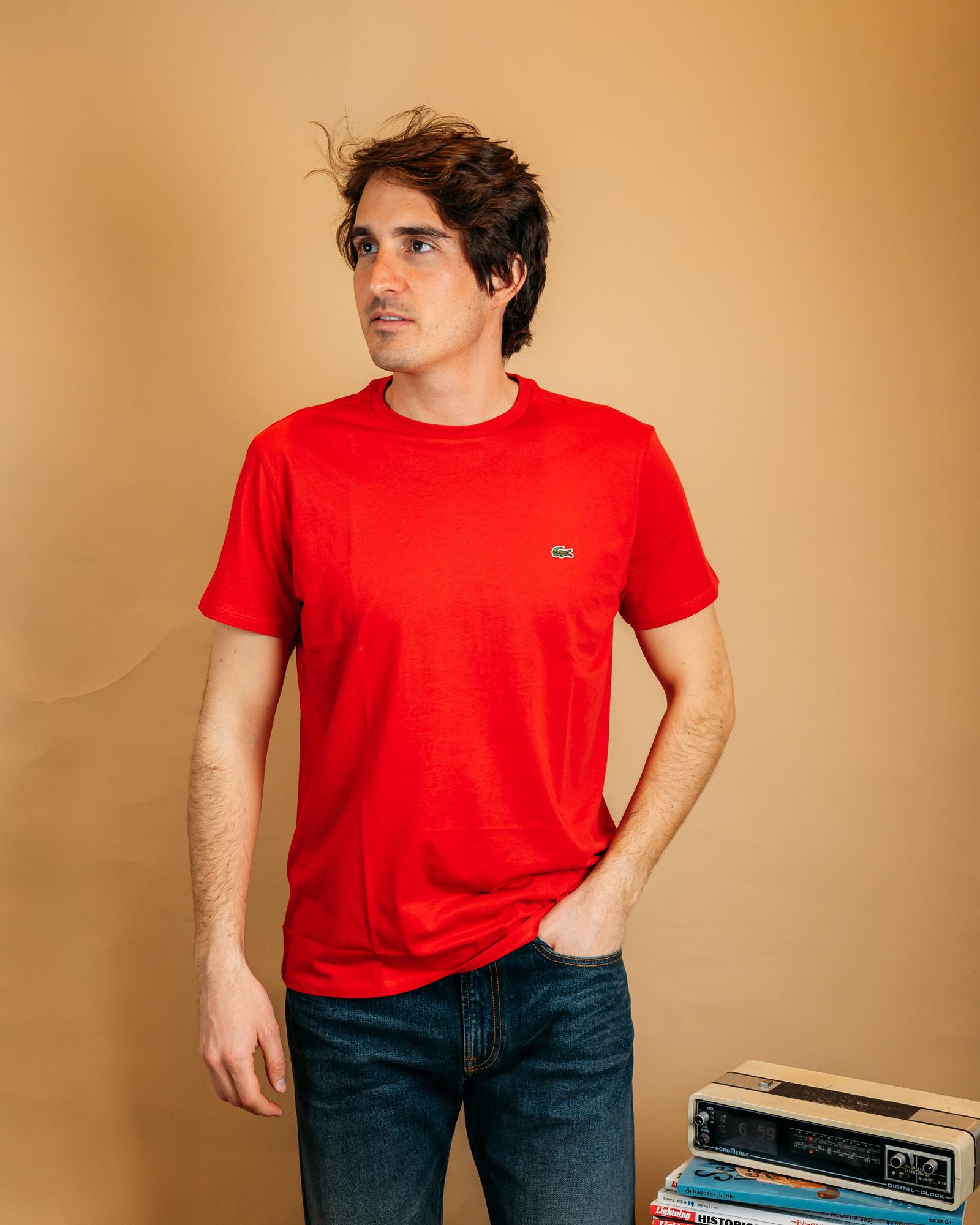 T-shirt Lacoste a girocollo in cotone Pima rosso con logo a coccodrillo ricamato sul petto.