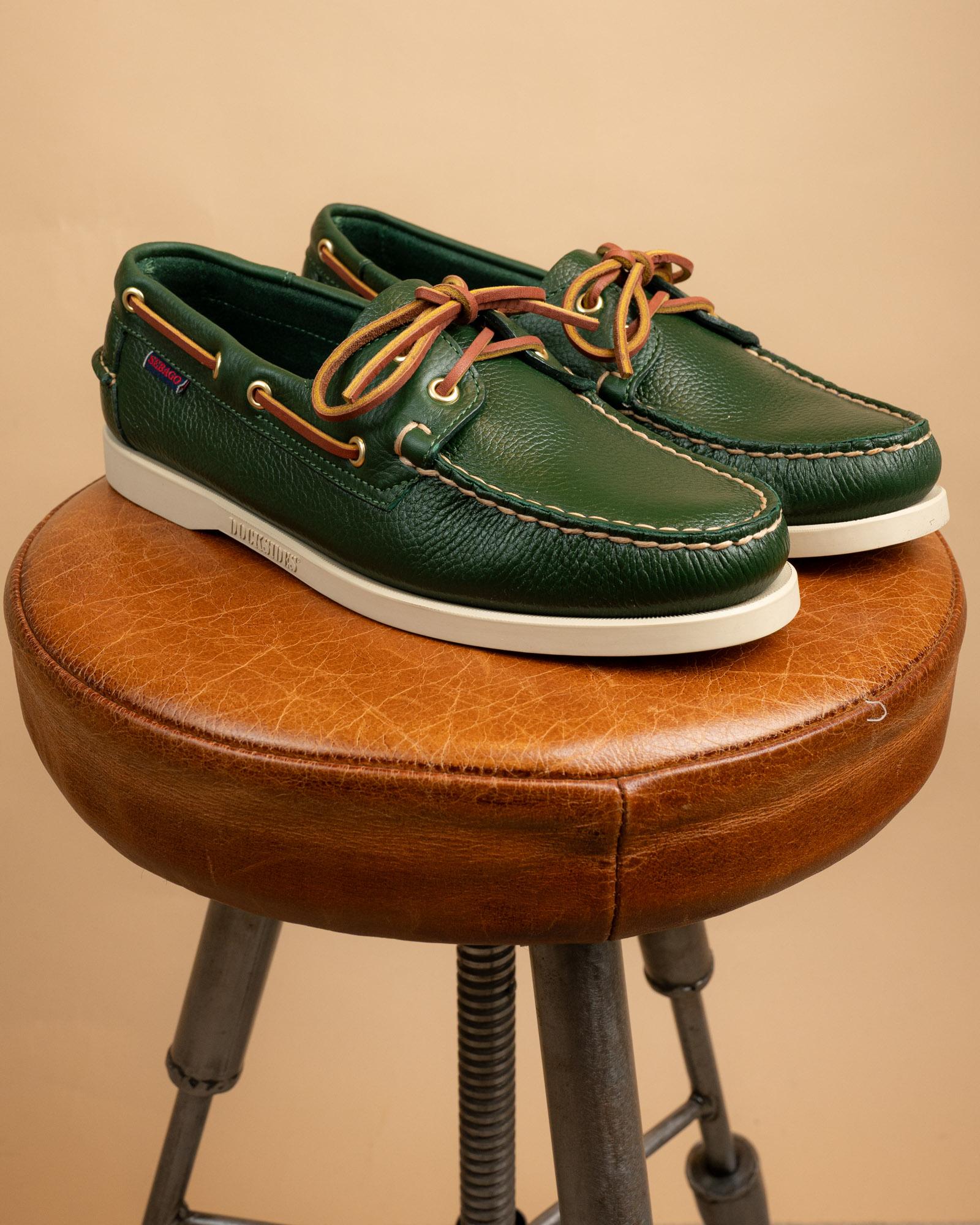 Scarpa nautica Sebago Docksides verde scuro, cucitura a mano artigianale e occhielli in ottone resistenti alla salsedine.