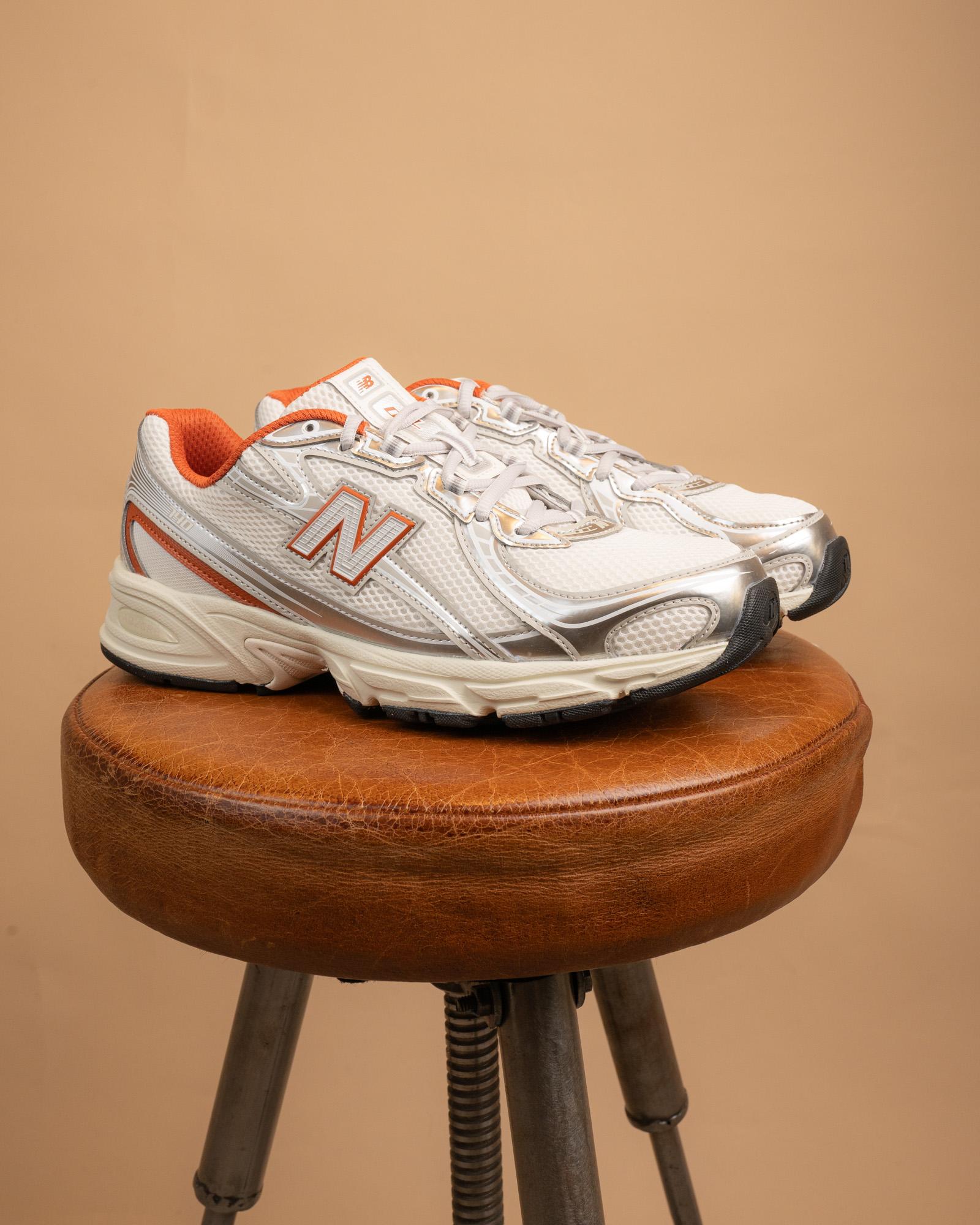 New Balance 740 Angora Cinnamon Sneakers uomo stile vintage anni 2000 in mesh e materiale sintetico bianco e marrone.