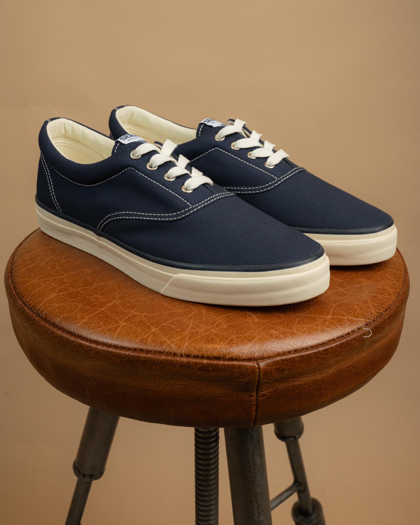 Scarpa sportiva Sebago Hurricane Deck 72131BW-908 blu navy, stile retro sailing con battistrada antiscivolo.