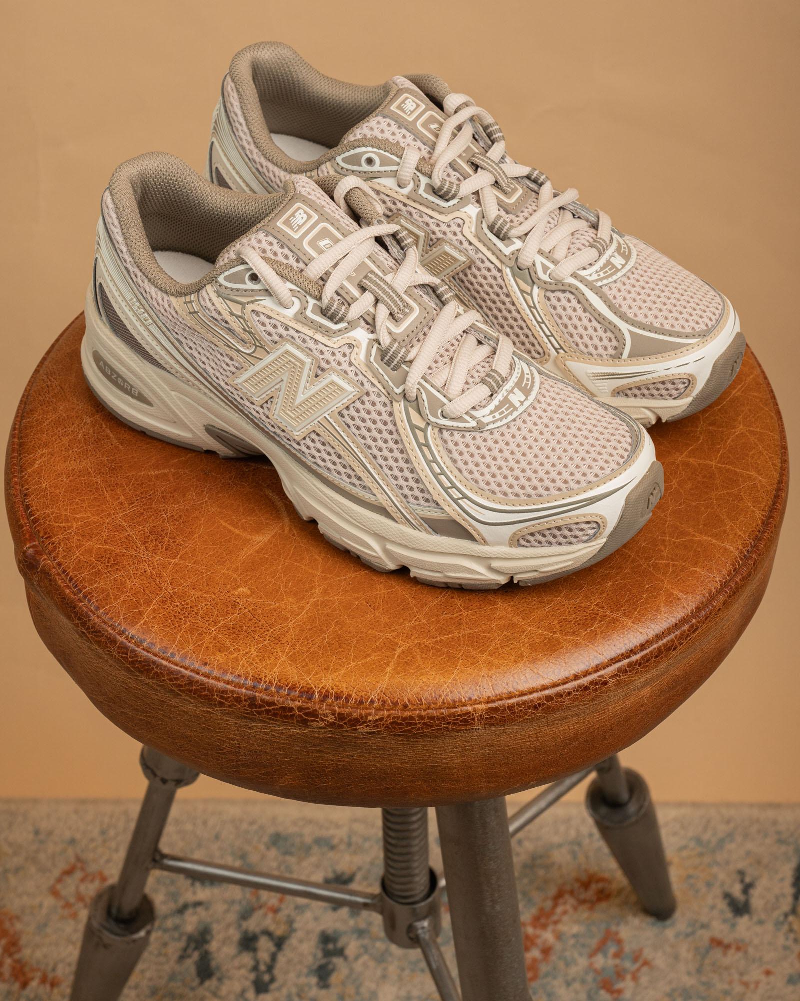 Sneakers New Balance 740 Natural Green in mesh a trama larga bianco crema con sovrapposizioni sintetiche argento e verdi.