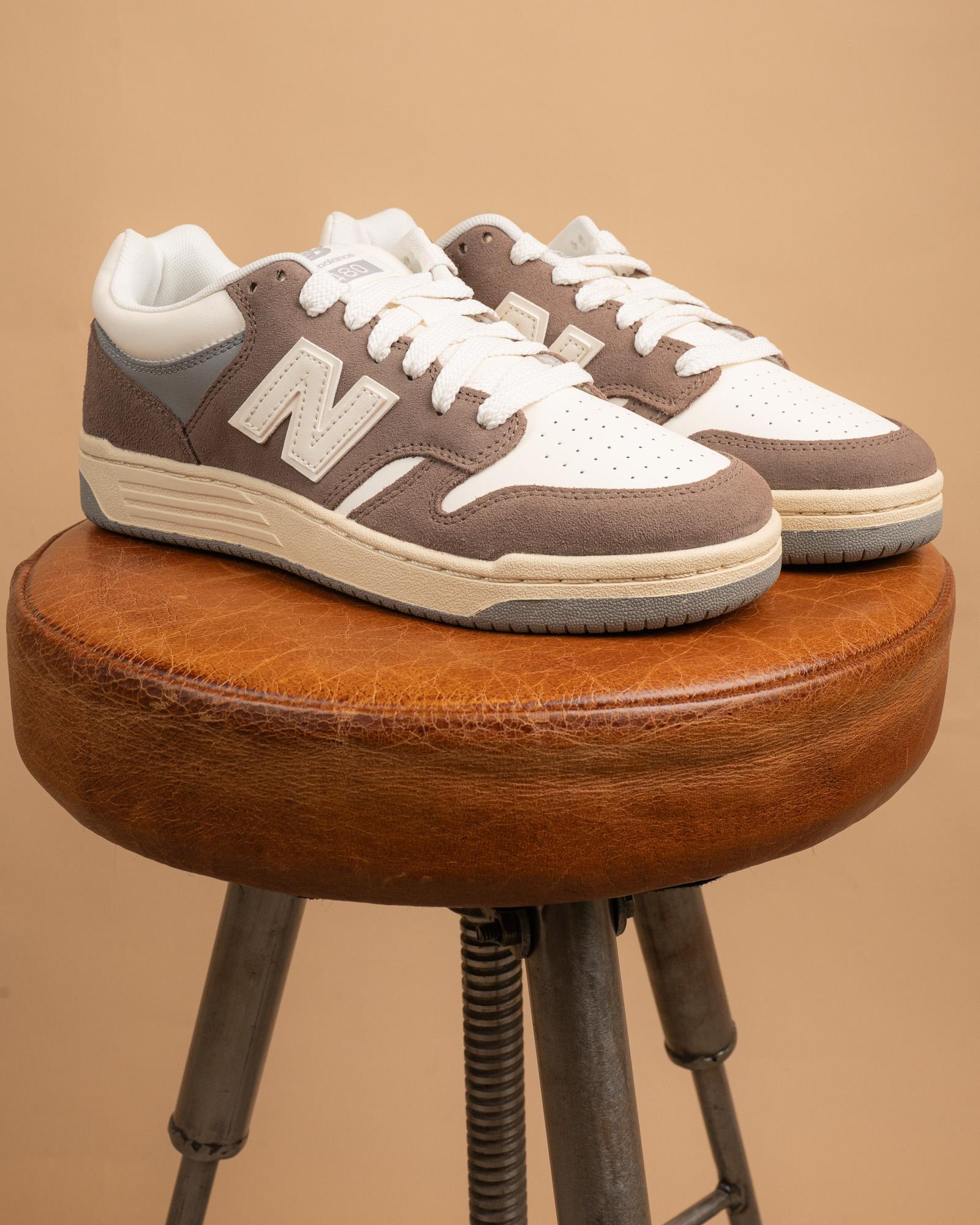 Suola a coppa bicolore bianco e marrone delle New Balance 480, scarpa da basket vintage dal design pulito.