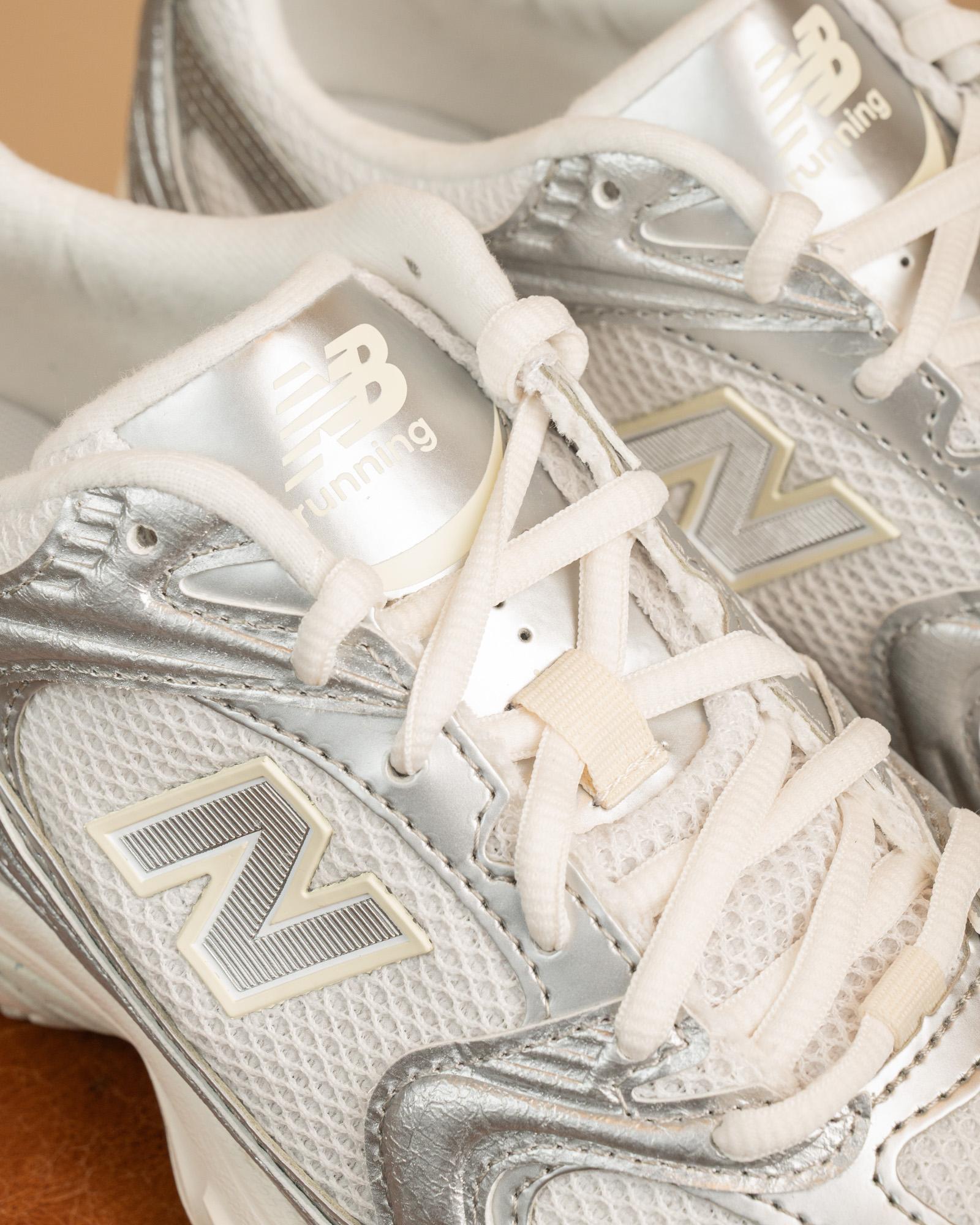 Scarpe New Balance 530 retro-running con tomaia traspirante a nido d'ape, inserti sintetici argentati e intersuola ABZORB ammortizzata.