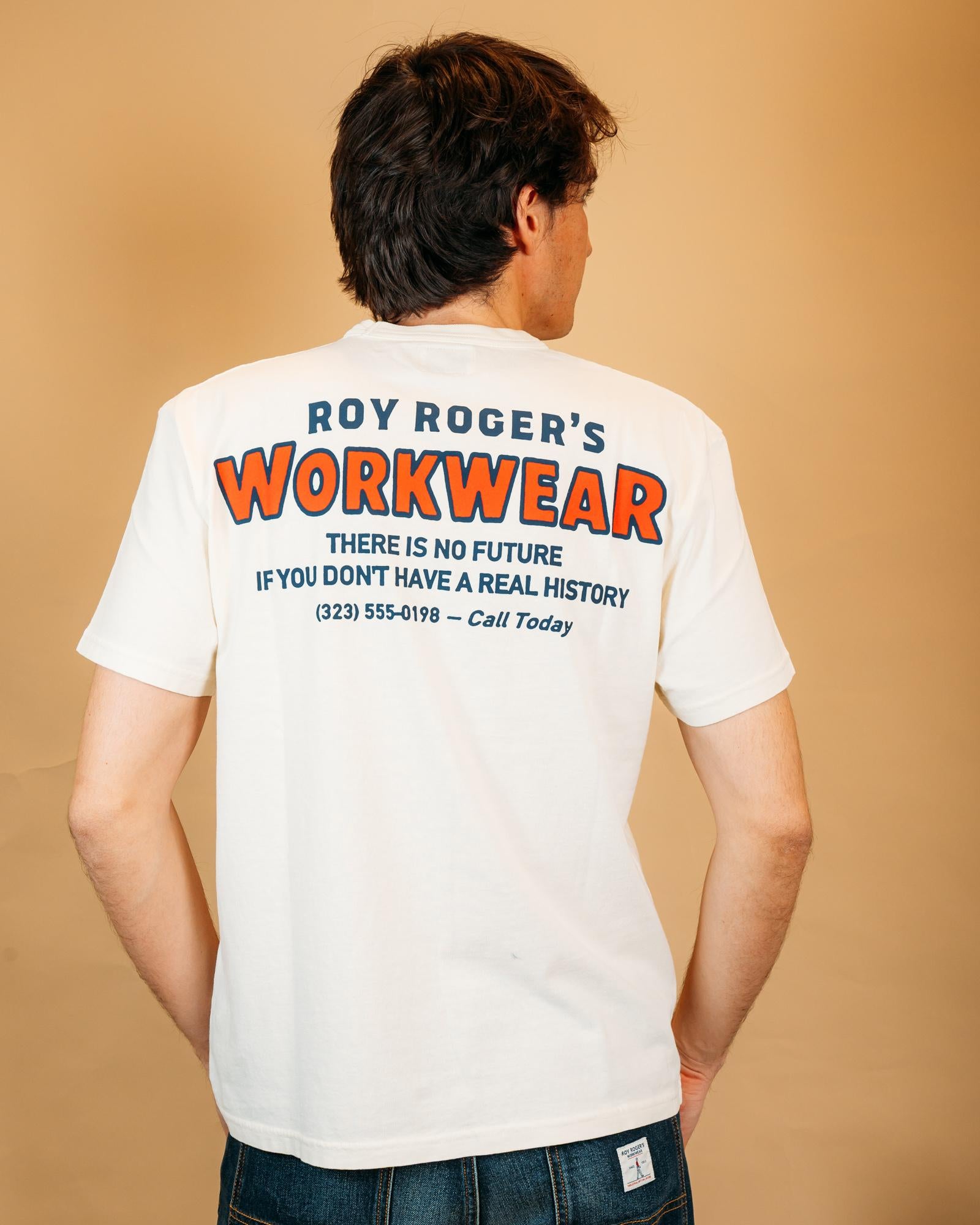 Dettaglio della stampa "Workwear" sulla t-shirt Roy Roger's Workerwear color panna, tessuto in cotone di alta qualità.