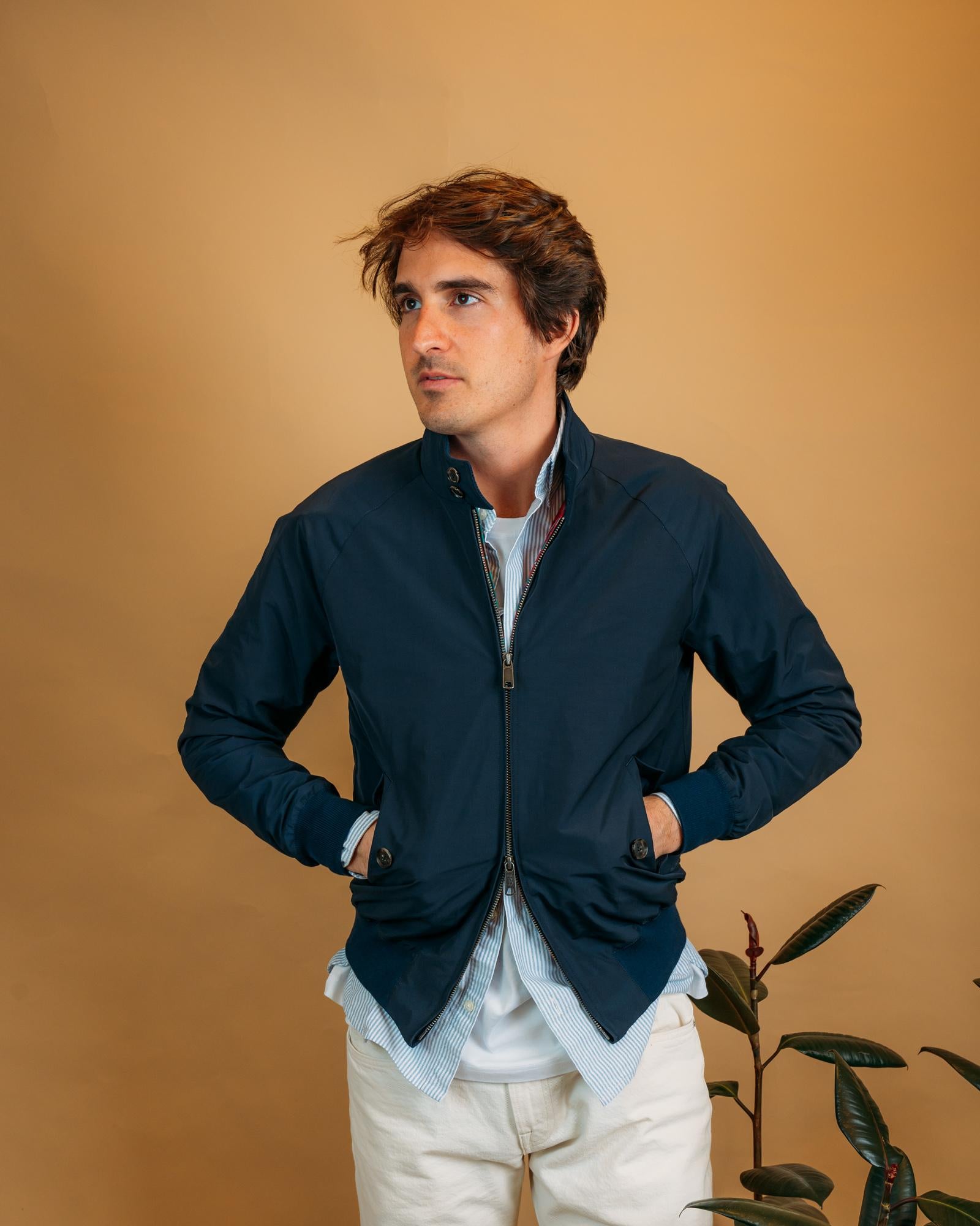 Giacca Baracuta G9 Harrington Navy con iconico collo alto a due bottoni.