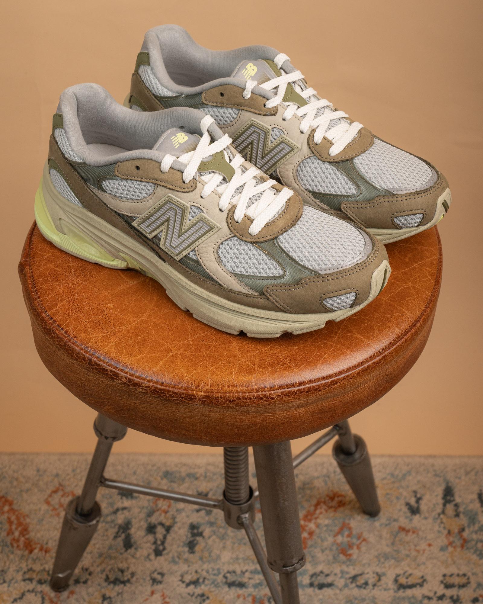 Sneakers New Balance 2010 Covert Green in mesh verde scuro con sovrapposizioni in nabuk grigio e dettagli giallo lime.