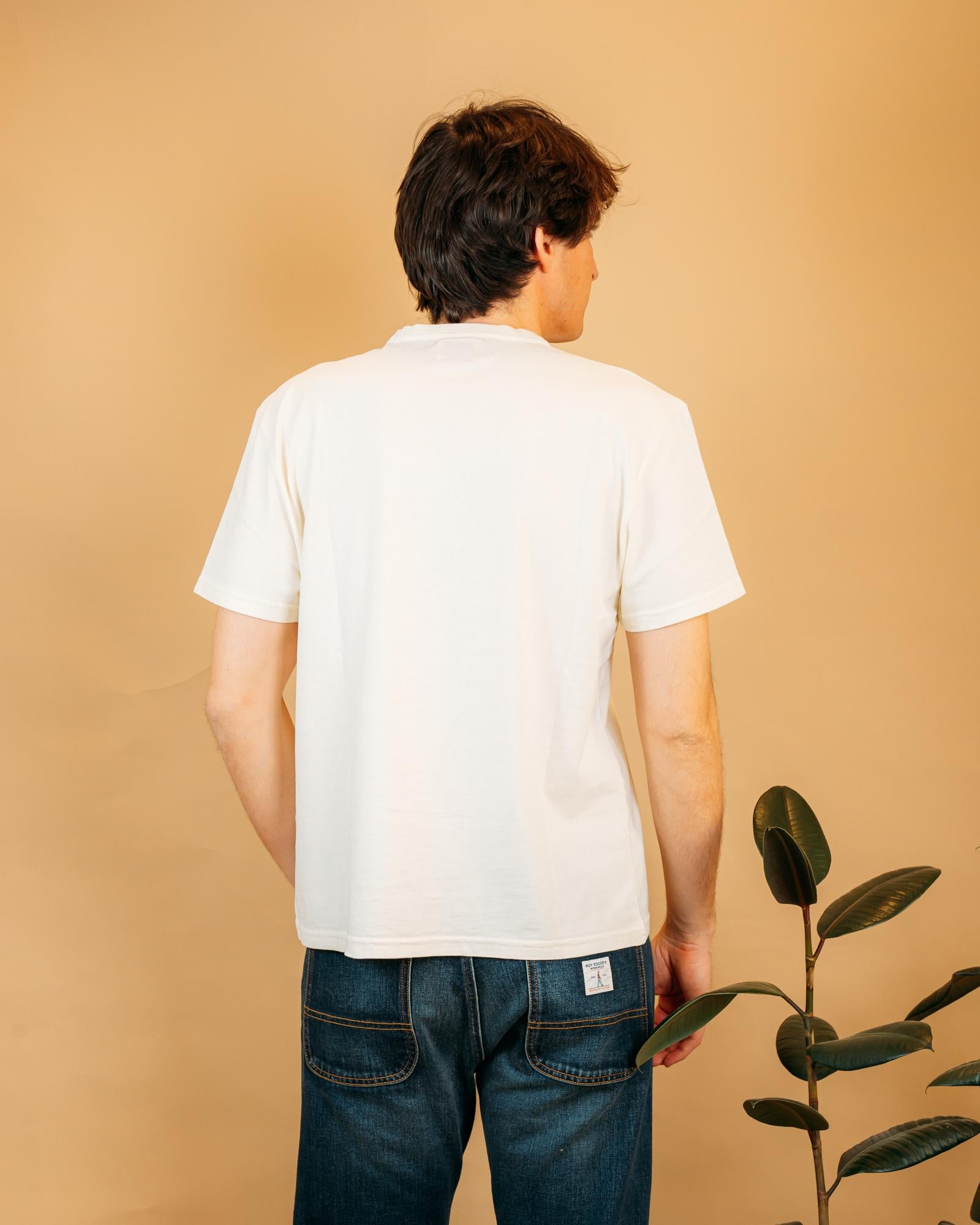 Primo piano del morbido tessuto in cotone della t-shirt Roy Roger's Workerwear Working Class Butter, design ispirato agli abiti da lavoro storici.