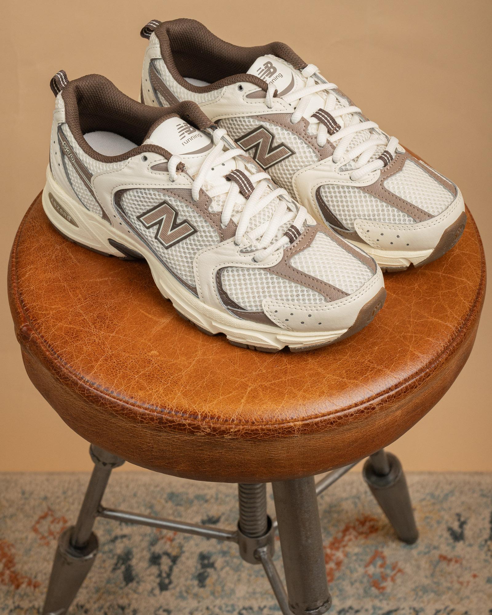 Sneakers New Balance 530 marroni e beige in mesh traspirante con sovrapposizioni sintetiche e suola ammortizzata bianca.