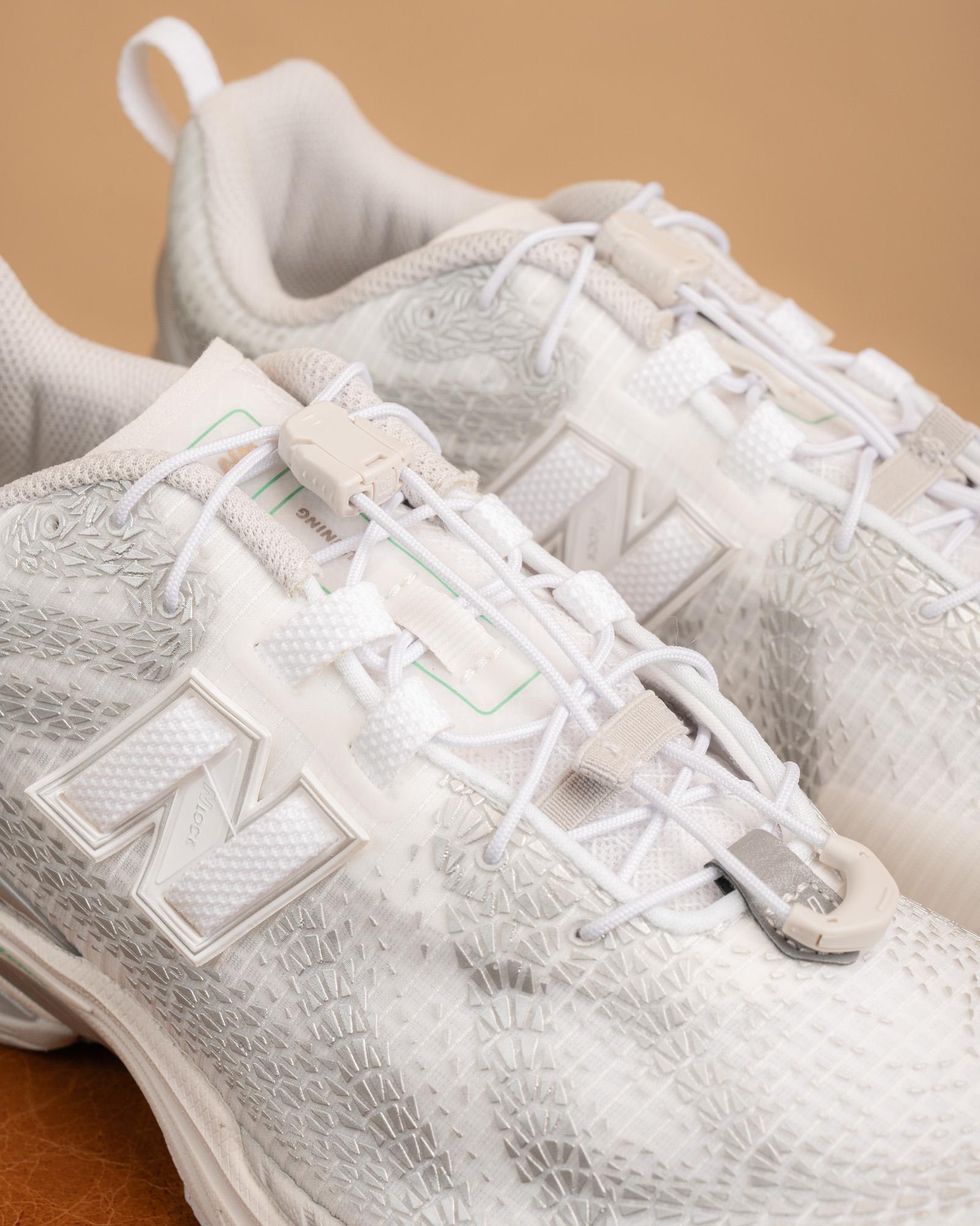 Primo piano della tecnologia N-ergy e dell'intersuola ammortizzata delle New Balance 1906R White Silver.