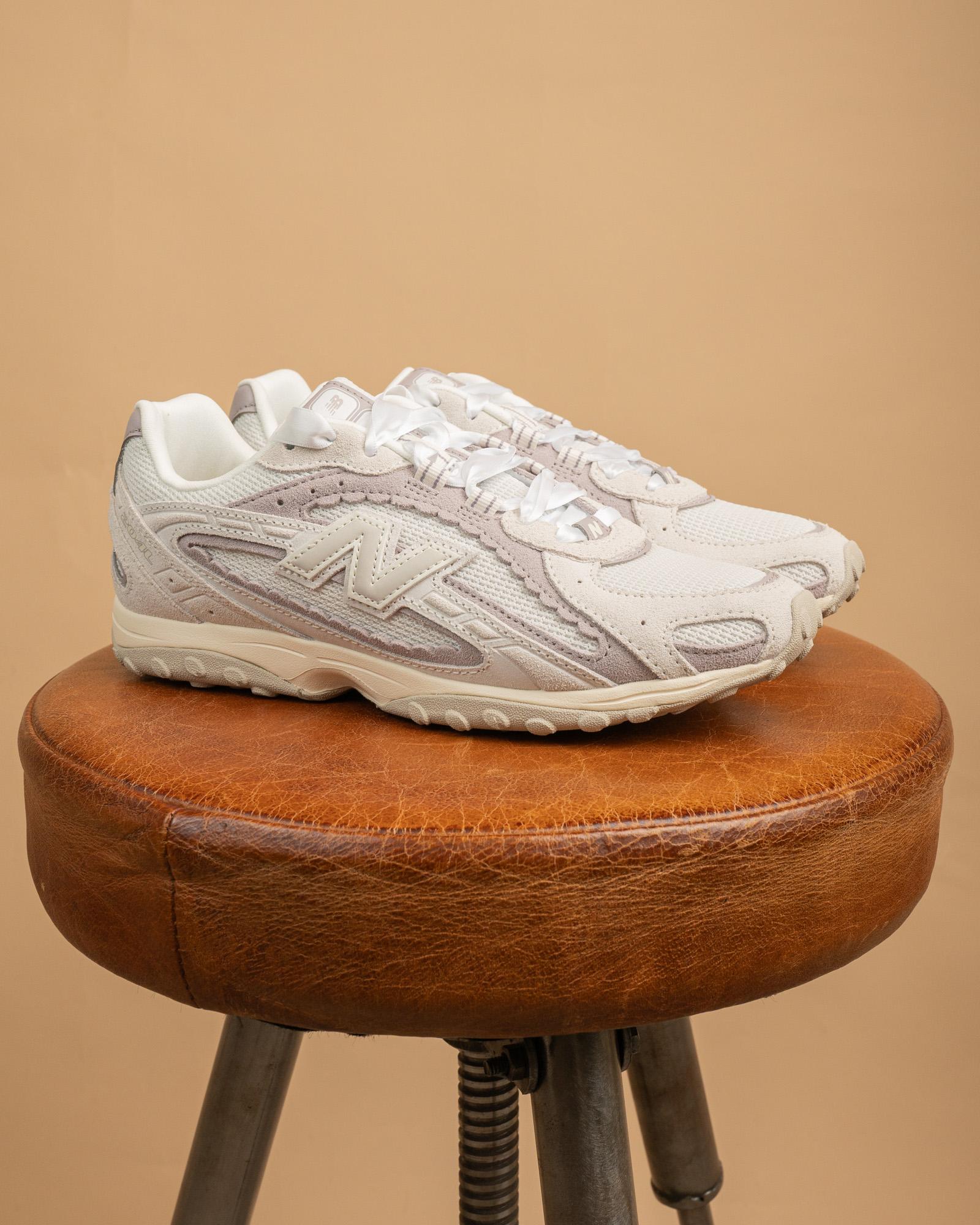 Suola in gomma preformata bianca delle New Balance 204, sneakers casual dal profilo basso e stile pulito.