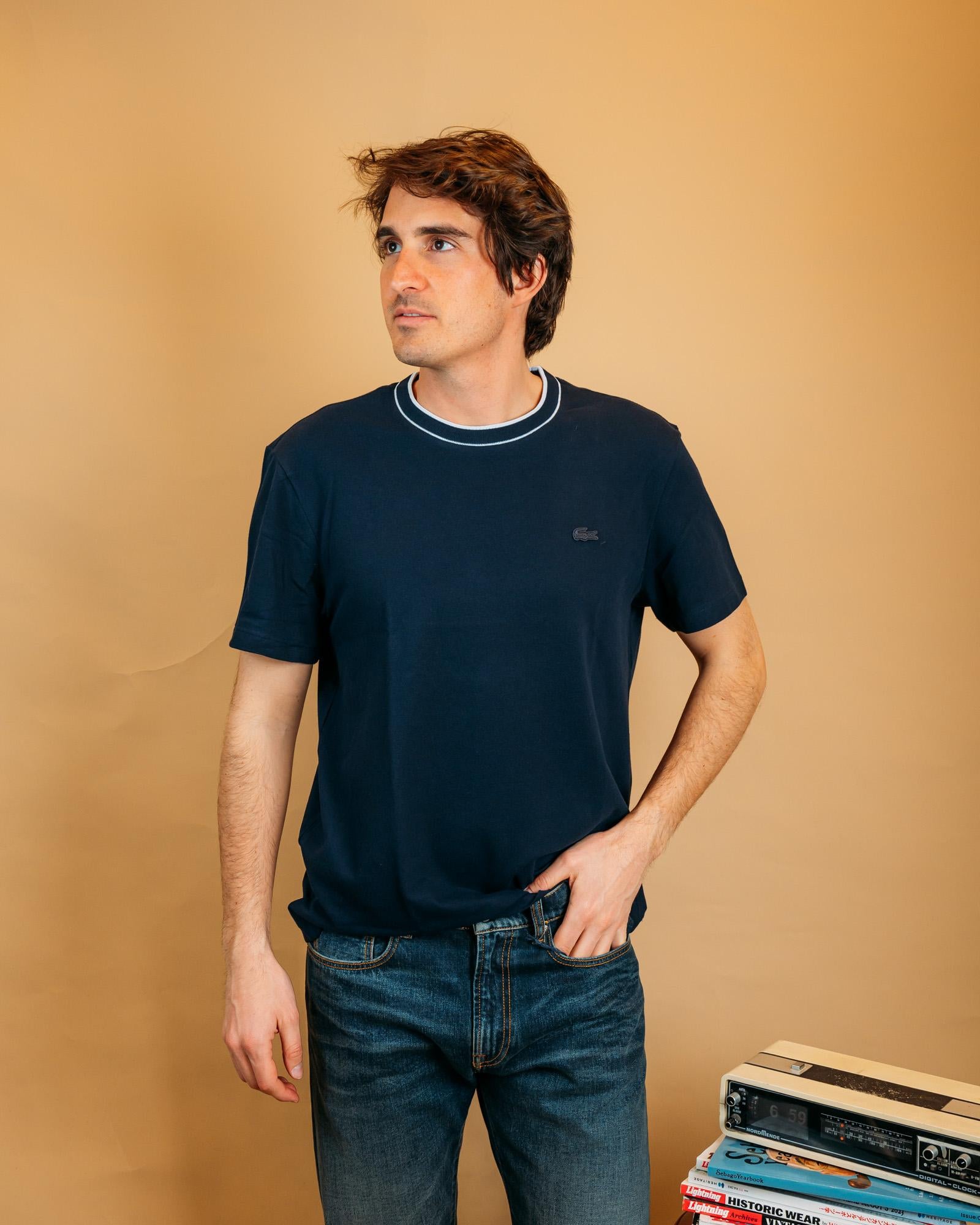 T-shirt Lacoste in piquet di cotone blu navy con logo a coccodrillo verde sul petto.