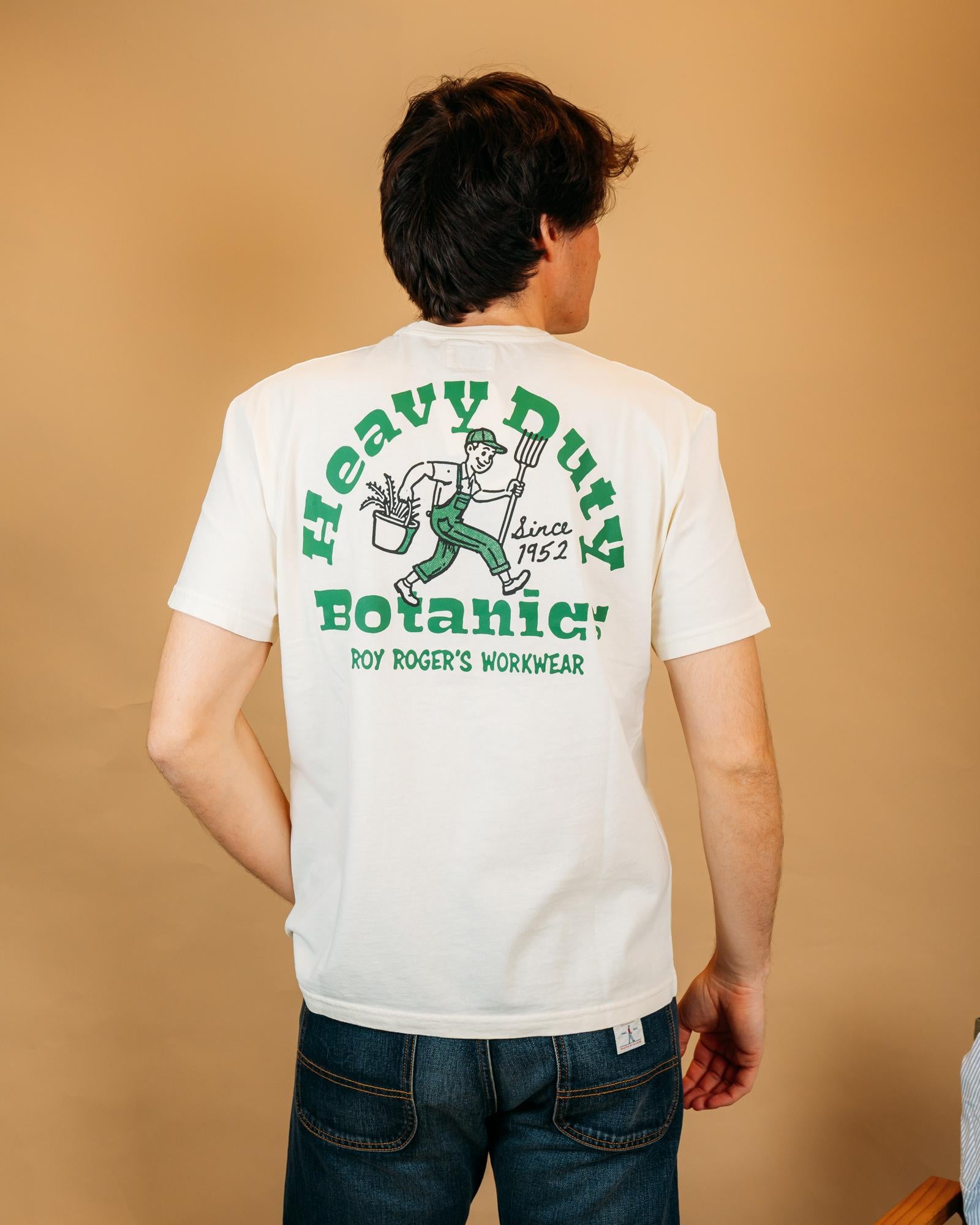 Primo piano del morbido tessuto in cotone della t-shirt Roy Roger's Workerwear Botanics Butter, design casual ispirato alla natura.