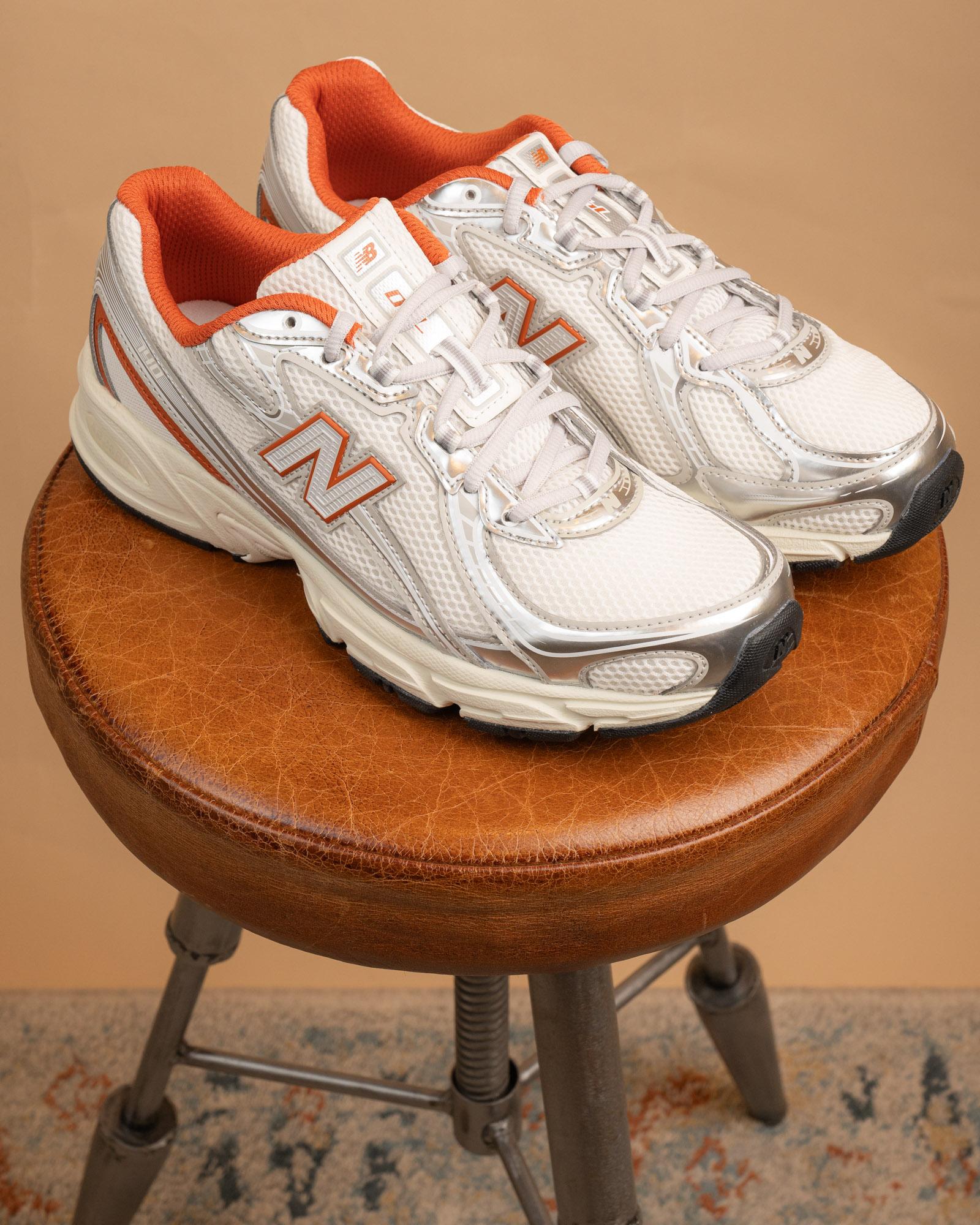 Sneakers New Balance 740 Angora Cinnamon in mesh bianco panna con profili e dettagli color cannella e argento.