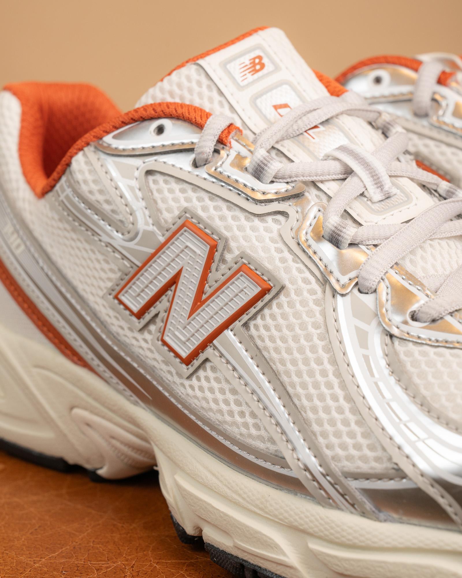 Scarpe New Balance 740 retro-running con tomaia traspirante color angora, inserti in materiale sintetico marrone cannella e intersuola ammortizzata ABZORB.