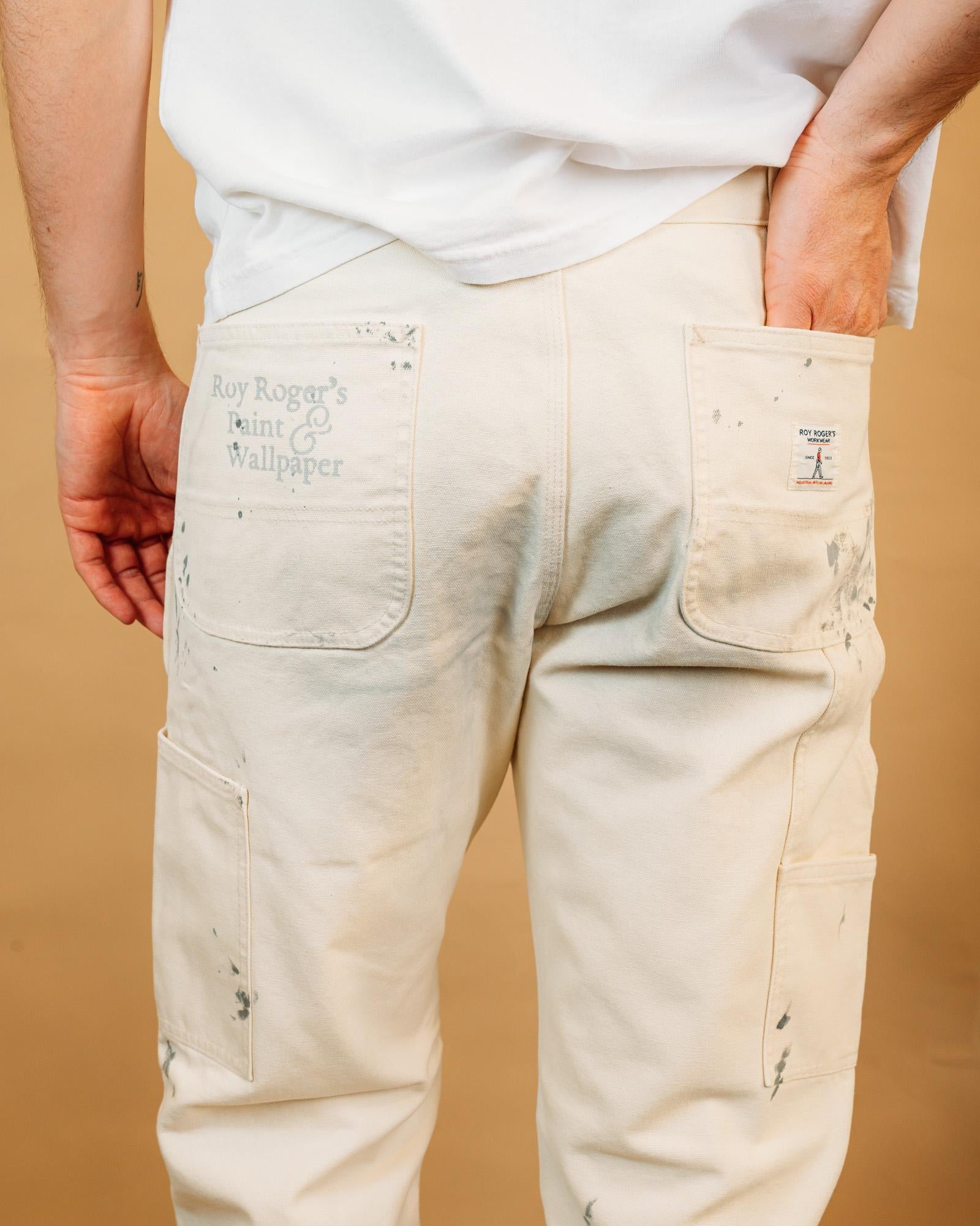 Tasche posteriori capienti con etichetta logo Roy Roger's Workerwear sui pantaloni bianchi.