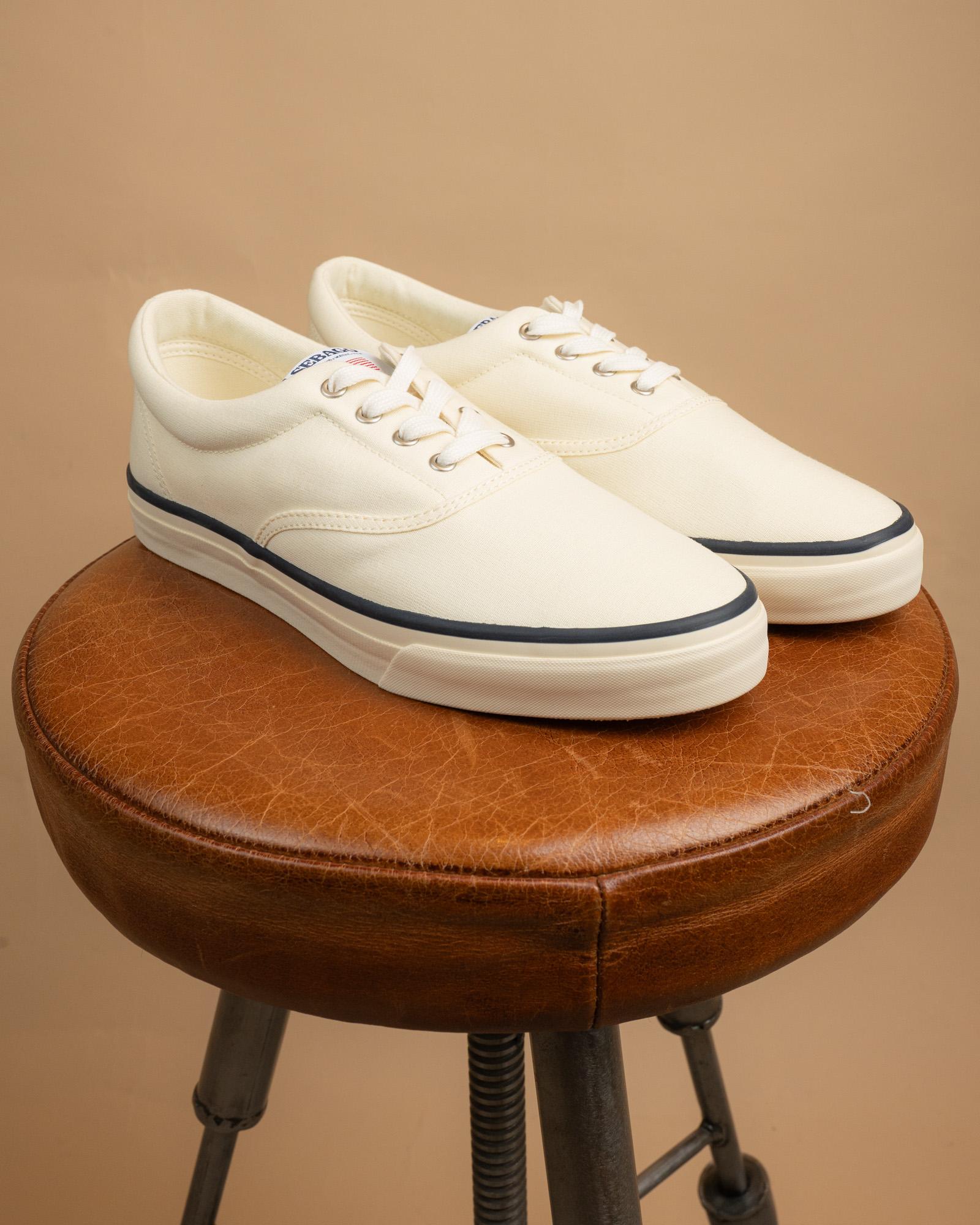 Suola in gomma bianca antiscivolo delle sneakers Sebago Hurricane Deck Ecru, ideale per il grip su superfici bagnate.