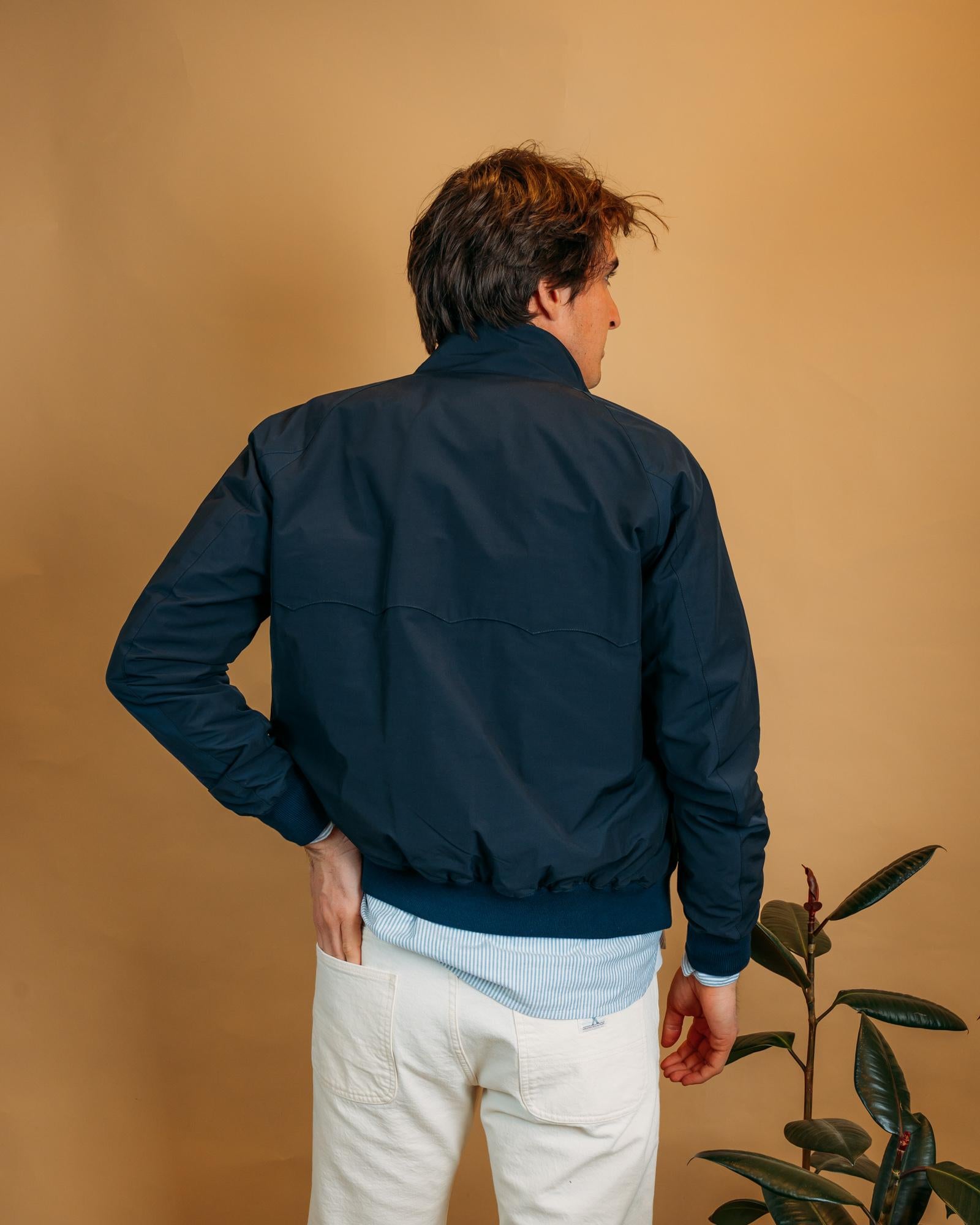 Dettaglio dello spallone posteriore a ombrello del Baracuta G9 Navy.