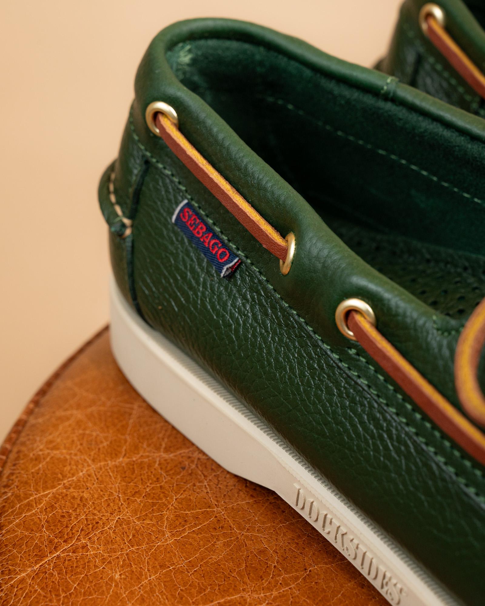 Dettaglio pelle martellata verde foresta delle Sebago Portland 73118WW-A8Y, finitura "Tumbled Leather" di alta qualità.