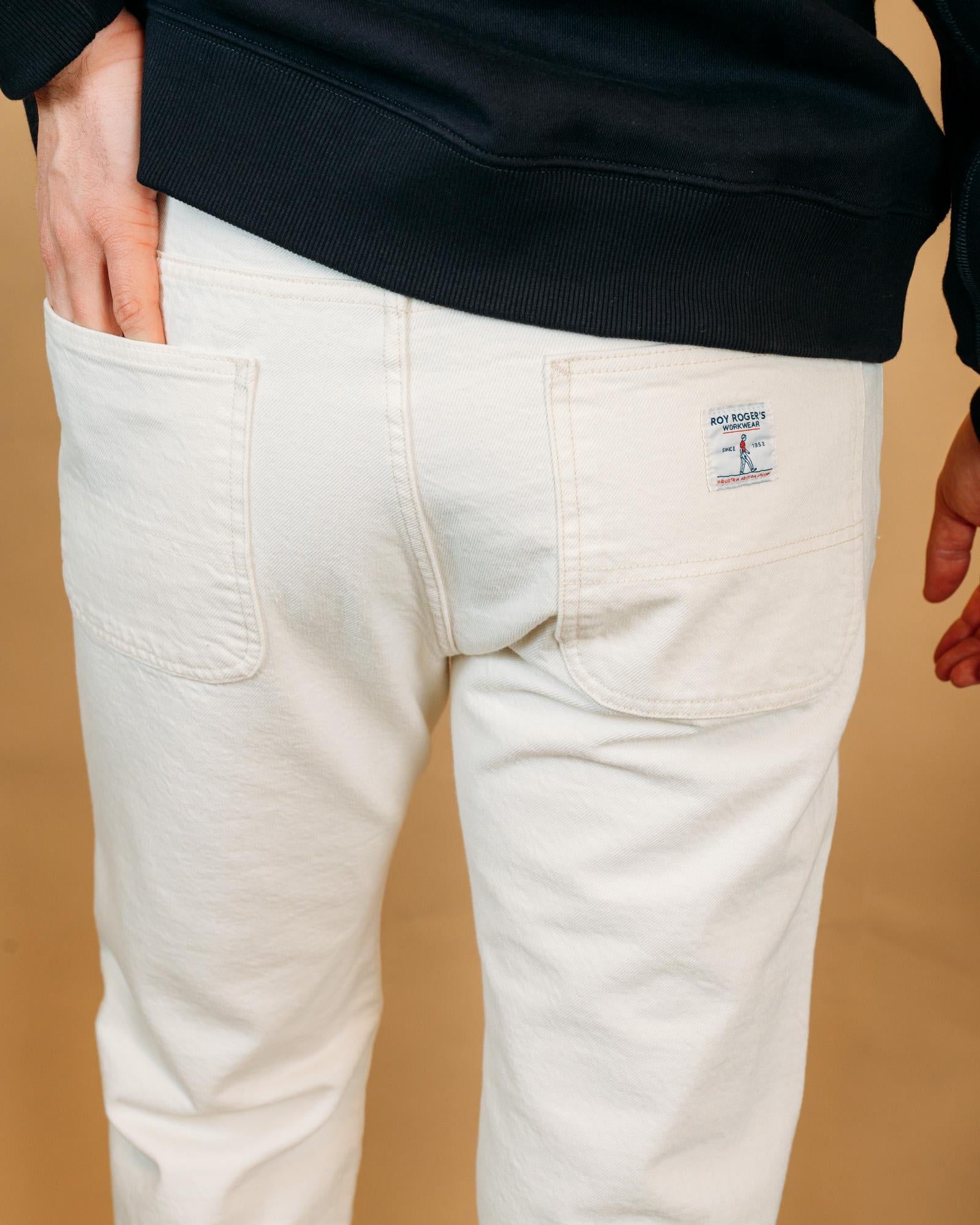 Dettaglio della tasca posteriore con etichetta logo Roy Roger's Workerwear sui pantaloni Week Work color panna.