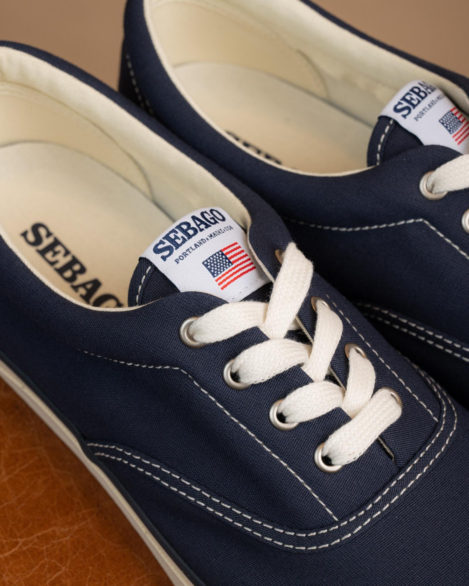 Dettaglio tomaia in canvas blu navy e occhielli in metallo delle scarpe da barca Sebago Hurricane Deck.