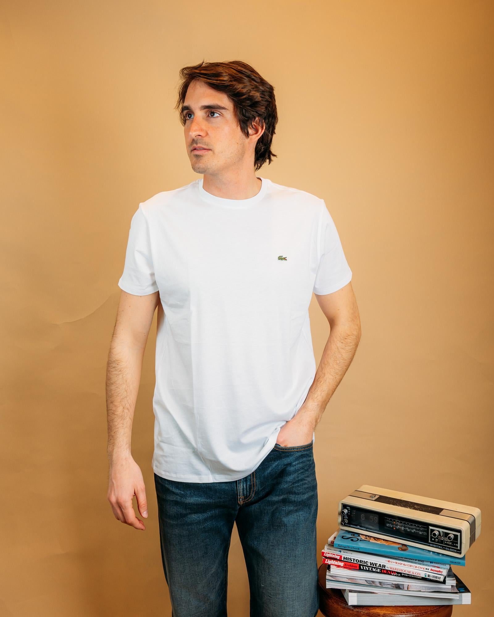 T-shirt Lacoste a girocollo in cotone Pima bianco con iconico logo a coccodrillo verde sul petto.