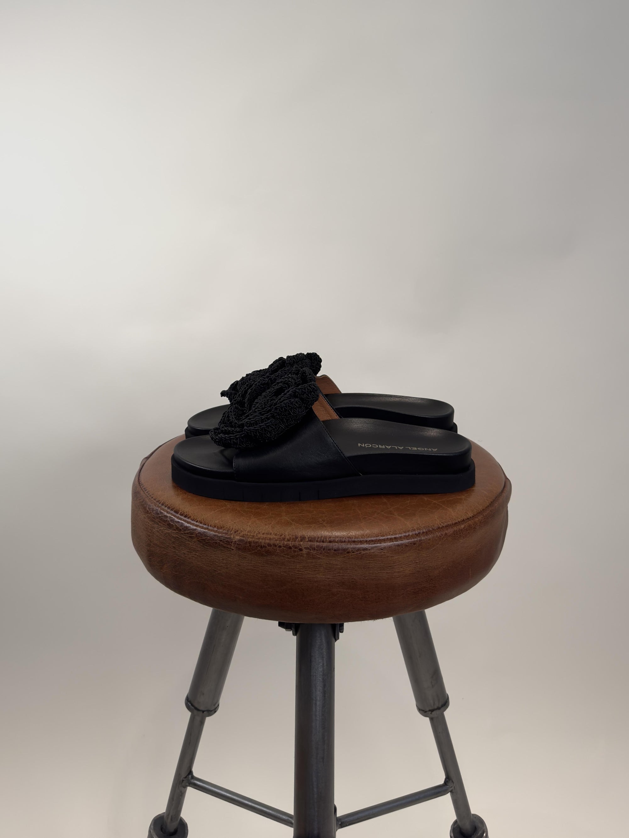 Sandalo Basso con Fiore 25132-BIO DREAN NEGRO Angel Alarcon