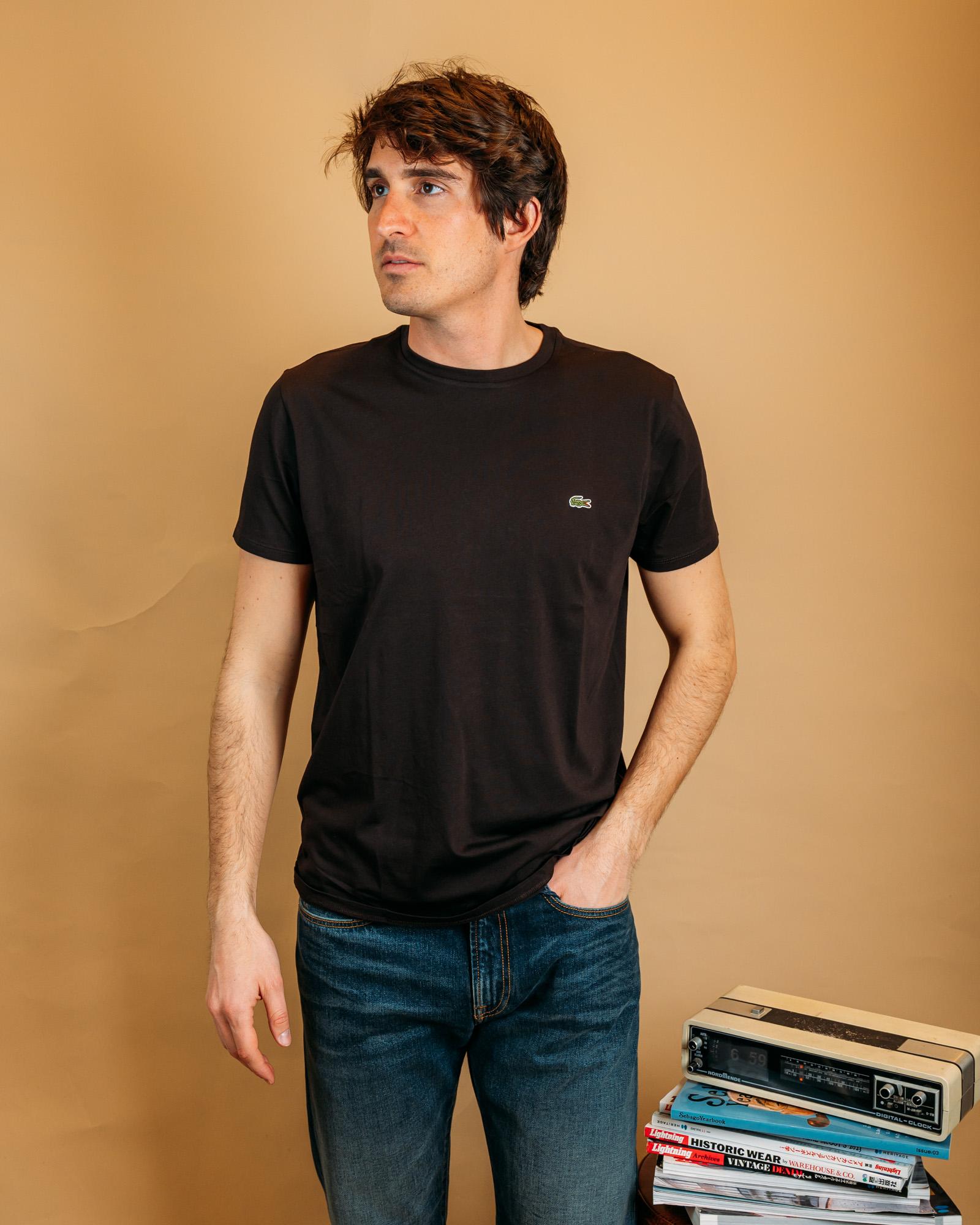 T-shirt Lacoste Pima color marrone con l'iconico logo a coccodrillo sul petto.