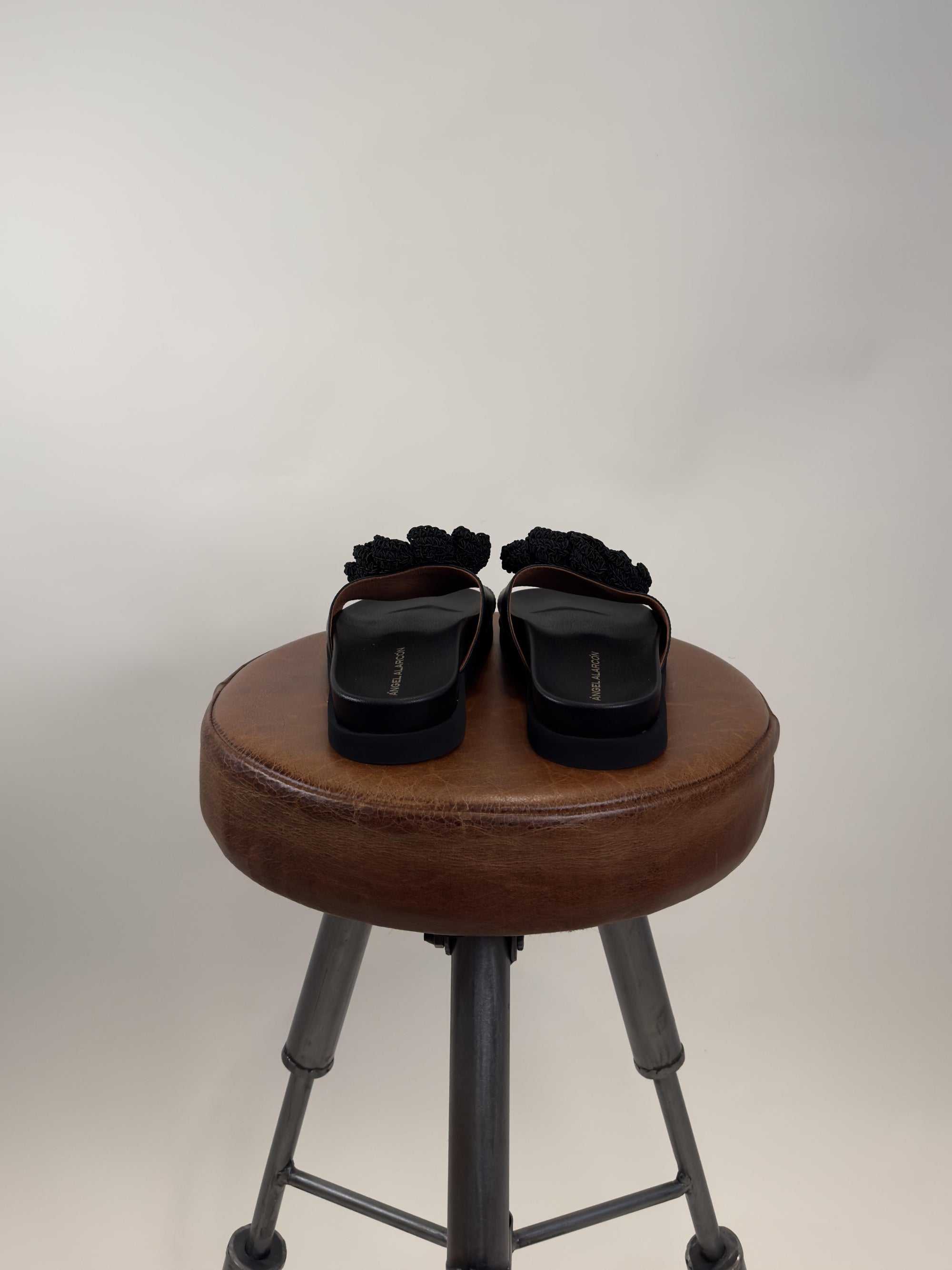 Sandalo Basso con Fiore 25132-BIO DREAN NEGRO Angel Alarcon