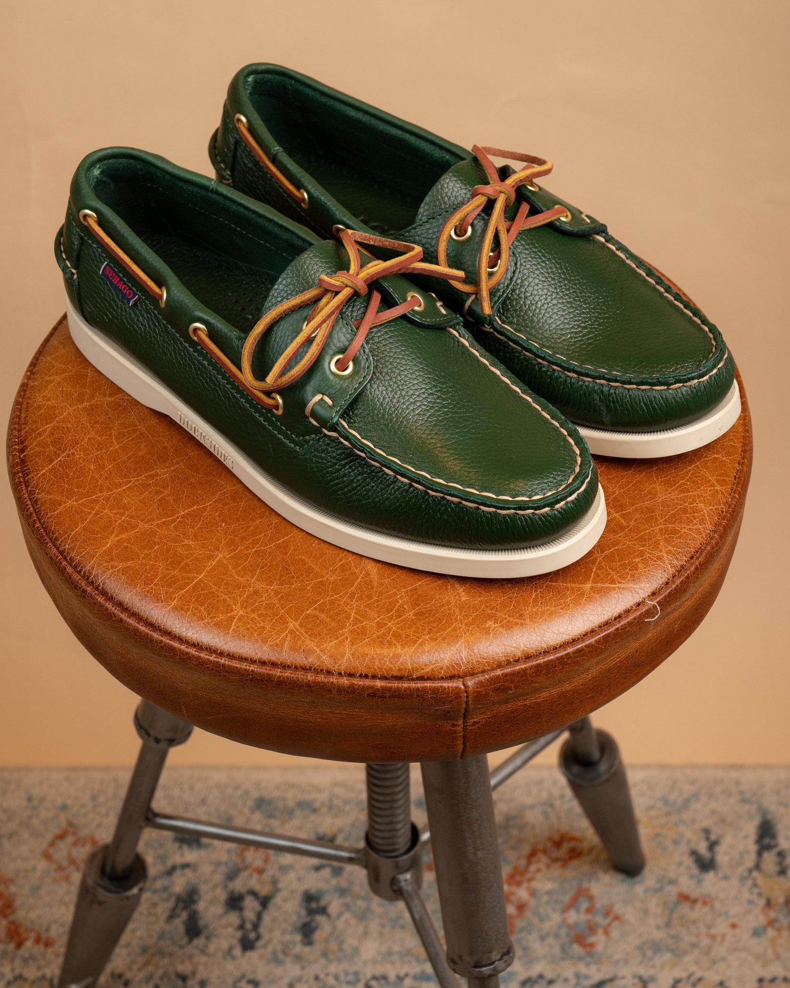 Scarpe da barca Sebago Portland in pelle martellata verde scuro con lacci in cuoio e suola bianca antiscivolo.
